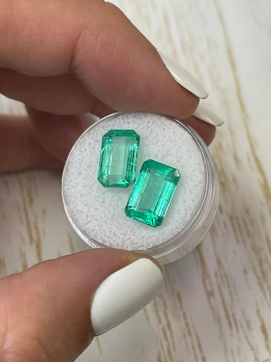 Piedra: Esmeralda
Peso total: 7,56 tcw
Forma: Corte Esmeralda
Claridad: Transparente
Lustre: Excelente
Color: Verde claro medio
Medidas: 11,56 mm x 7,37 mm x 5,78 mm // 11,55 mm x 7,36 mm x 5,39 mm
Origen geográfico: Colombia
Tratamiento: Natural,