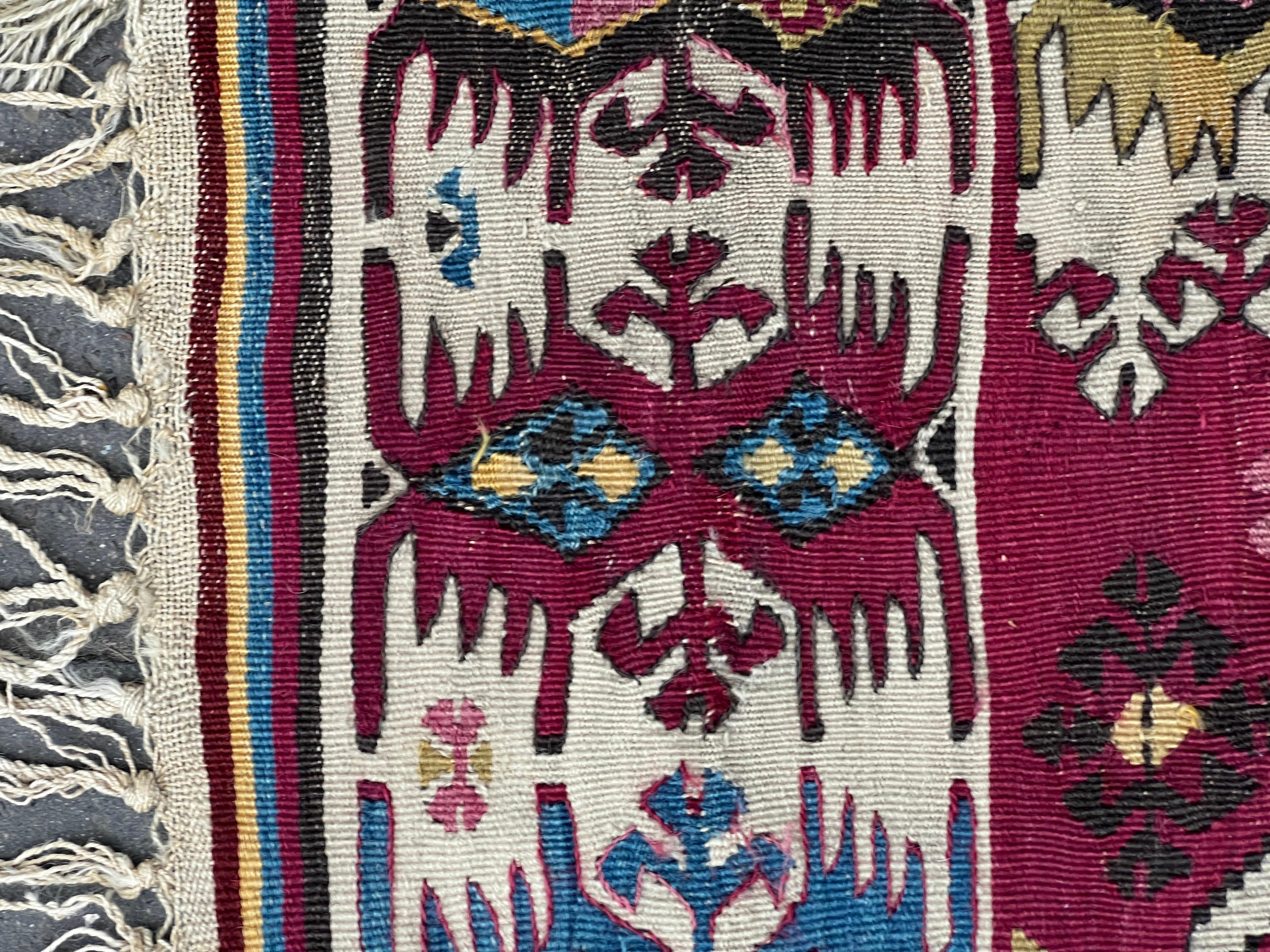 757 - Grazioso tappeto piatto turco di metà secolo o Kilim, con disegno geometrico e bei colori rosso, rosa, arancione, giallo, blu e grigio, completamente tessuto a mano con lana su lana.