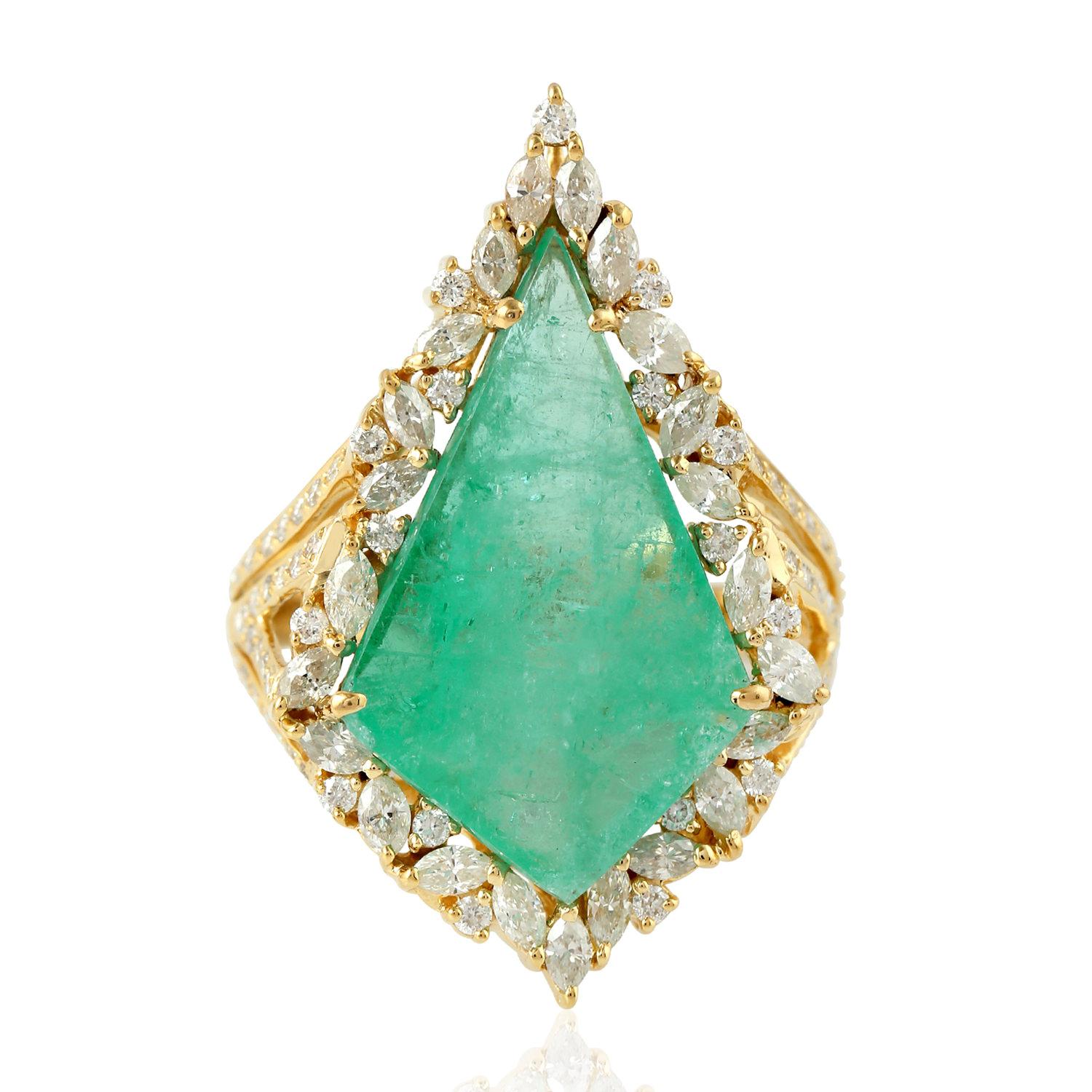 Contemporary 7.57 Carat Emerald Diamond 14 Karat Gold Ring For Sale