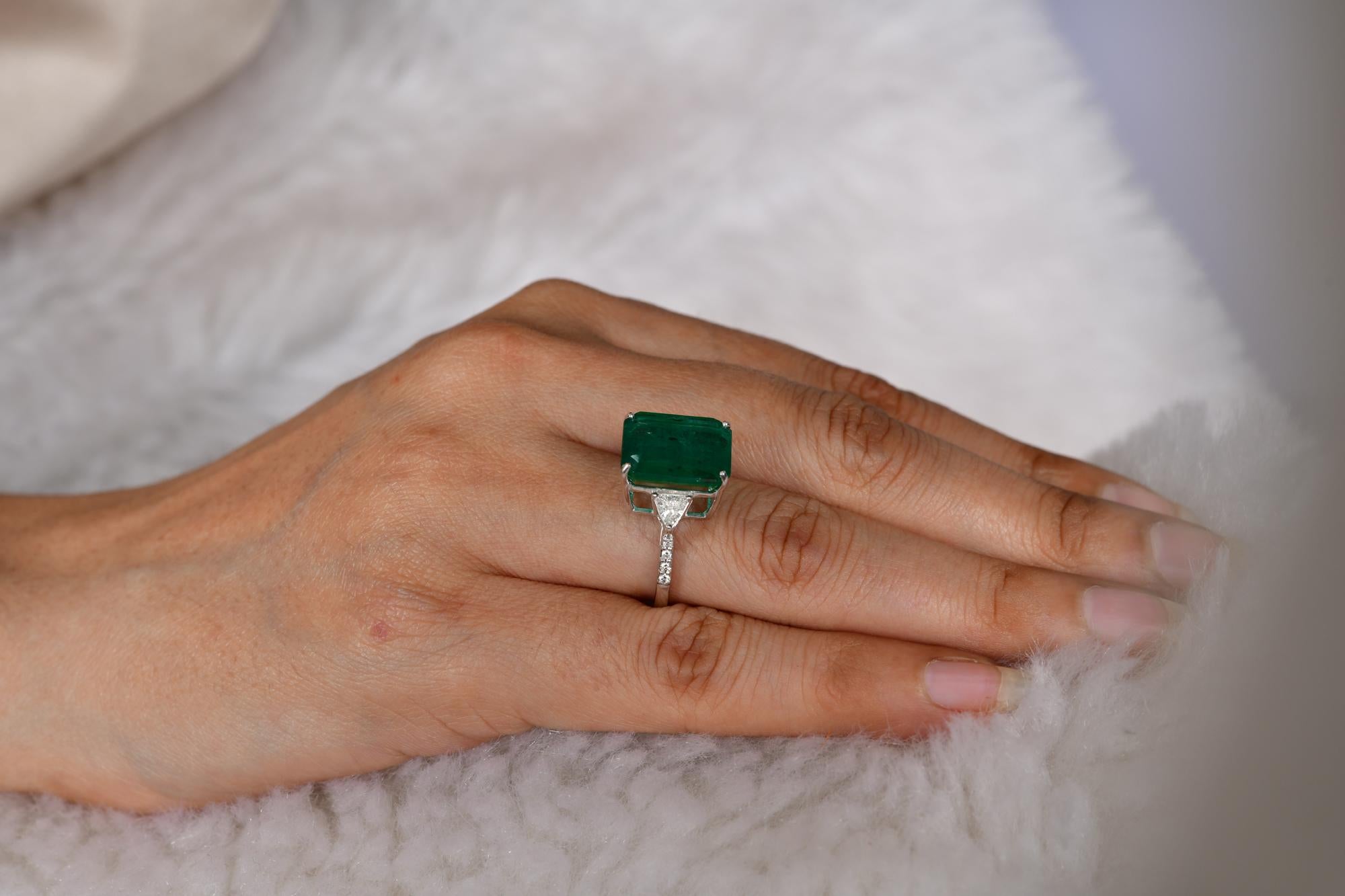 Im Angebot: 7,58 Karat Smaragdring 0,56 Karat Diamant im Trillionenschliff 18 Karat Weißgold Schmuck () 10