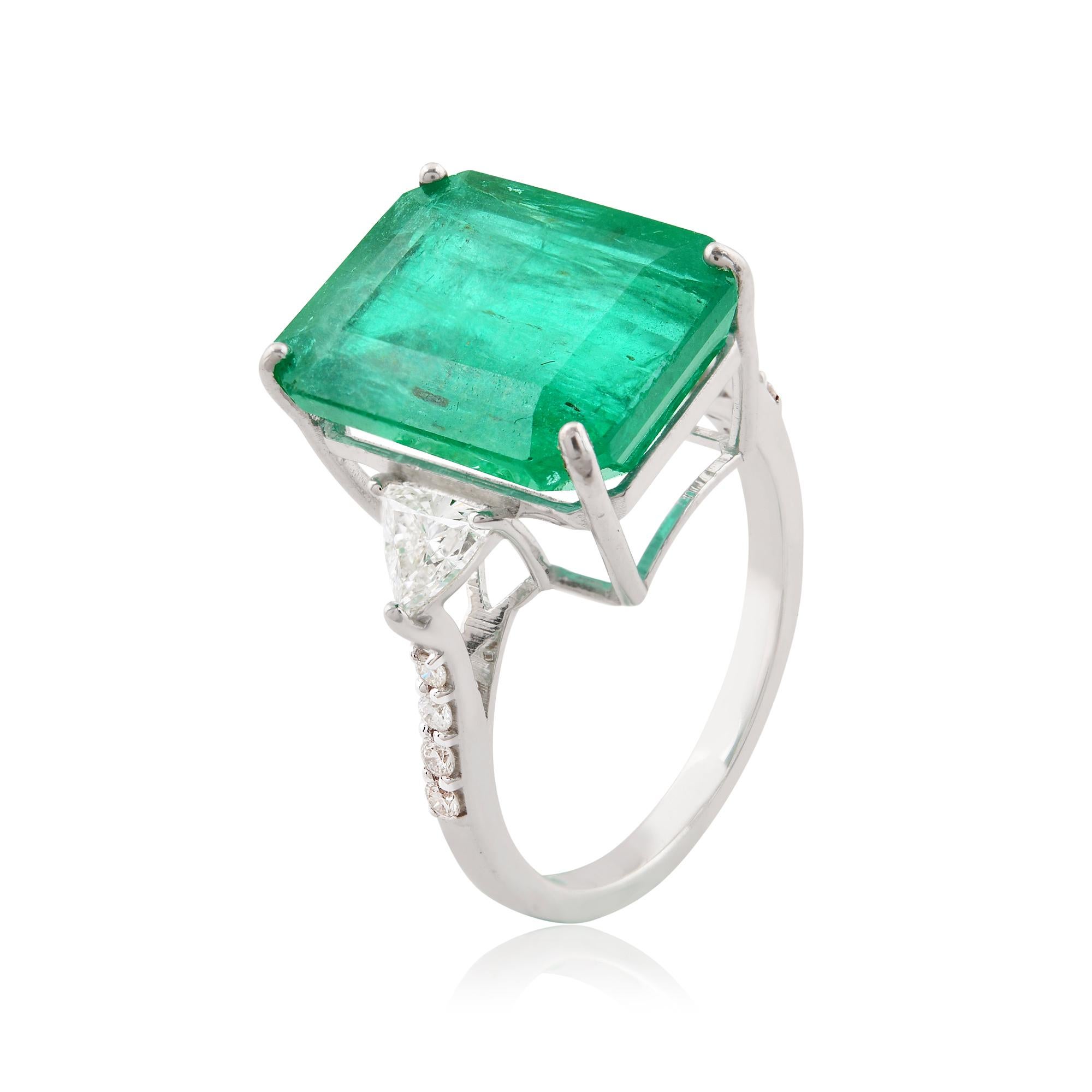 7,58 Karat Smaragdring 0,56 Karat Diamant im Trillionenschliff 18 Karat Weißgold Schmuck (Achteckschliff) im Angebot