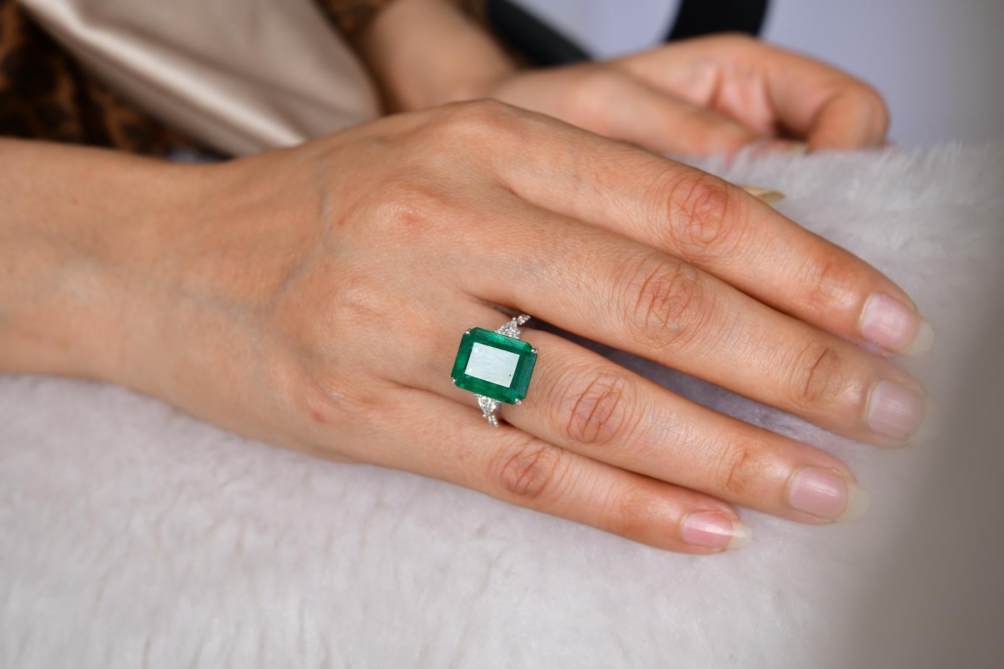 Im Angebot: 7,58 Karat Smaragdring 0,56 Karat Diamant im Trillionenschliff 18 Karat Weißgold Schmuck () 9