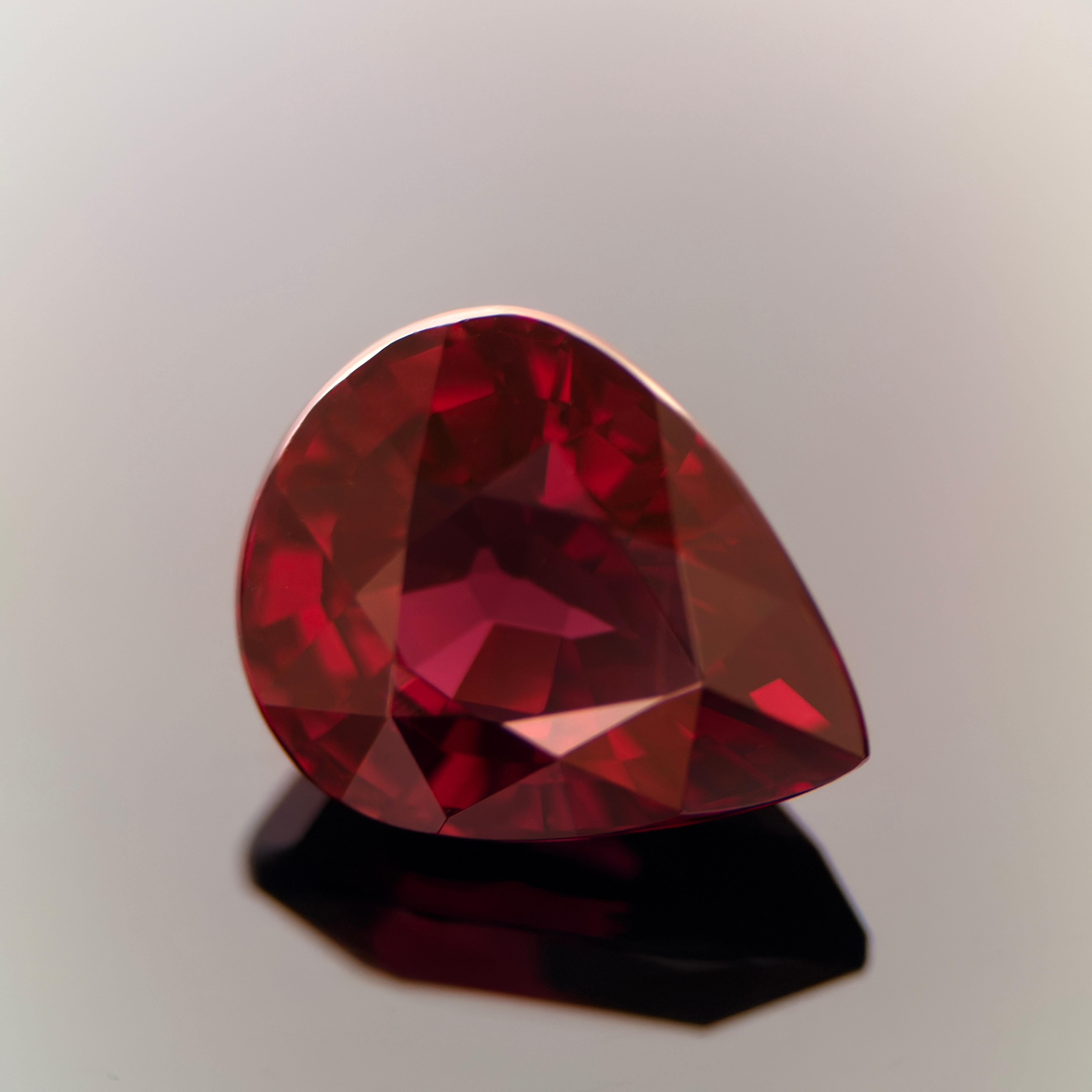 Granato naturale da 7,58 carati - Taglio a pera, rosso cremisi intenso, eccezionale purezza e lucentezza

Un magnifico granato naturale da 7,58 carati che presenta un'intensa tonalità rosso cremisi con delicate sfumature violacee. La pietra è stata