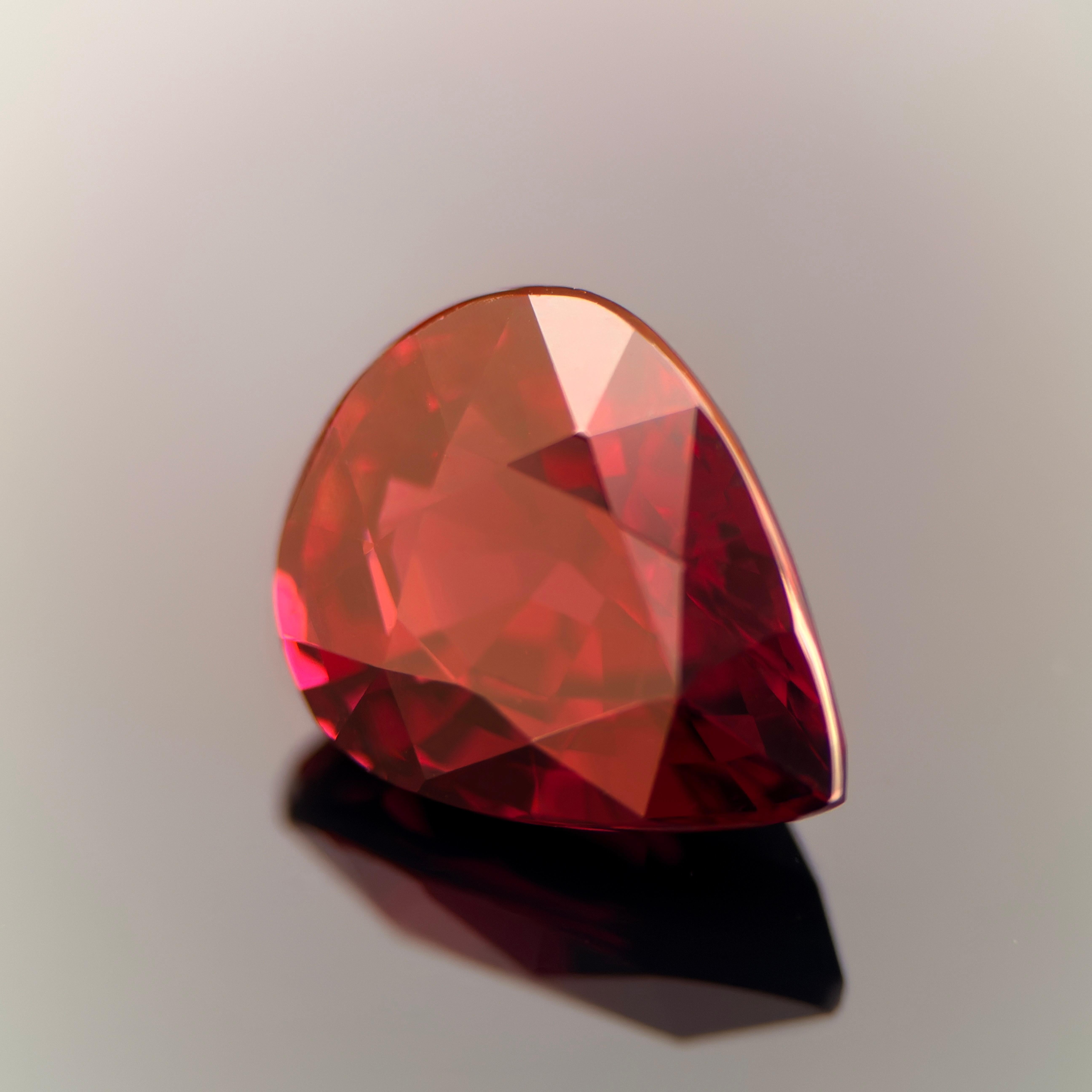 Taglio a goccia Granato naturale da 7,58 carati - Taglio a pera, rosso cremisi intenso, purezza eccezionale in vendita