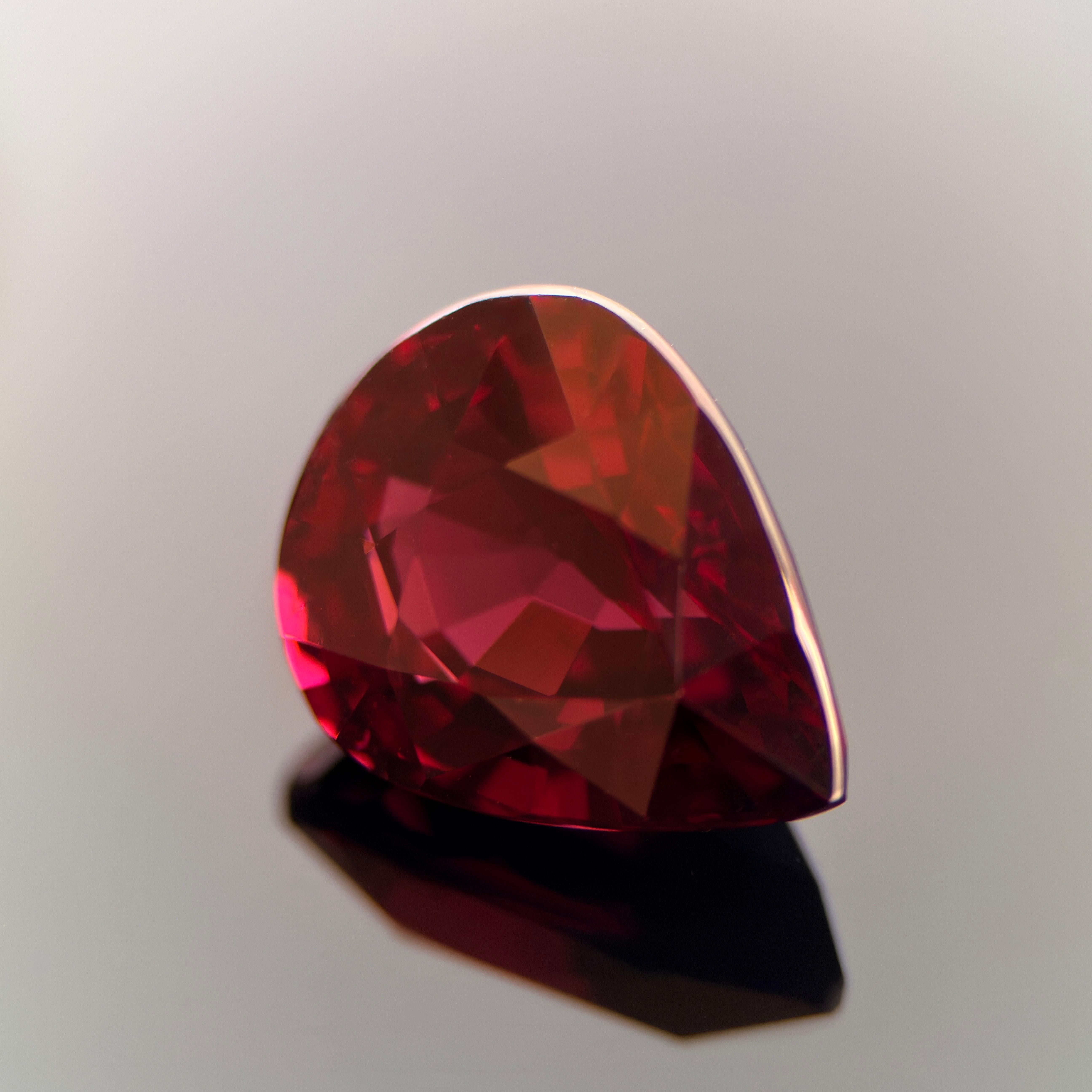 Granato naturale da 7,58 carati - Taglio a pera, rosso cremisi intenso, purezza eccezionale In condizioni Nuovo in vendita a Temse, BE