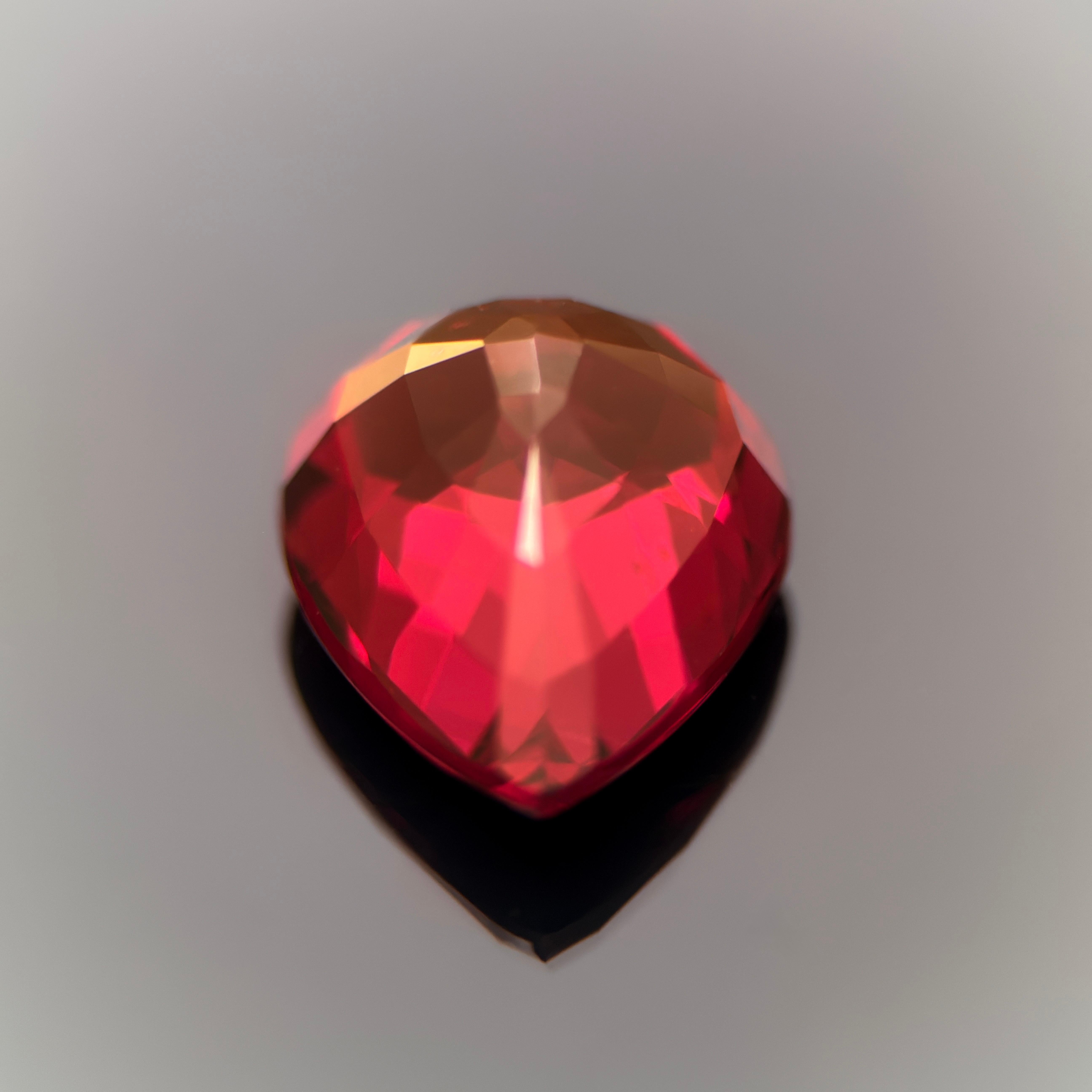 da uomo o donna Granato naturale da 7,58 carati - Taglio a pera, rosso cremisi intenso, purezza eccezionale in vendita