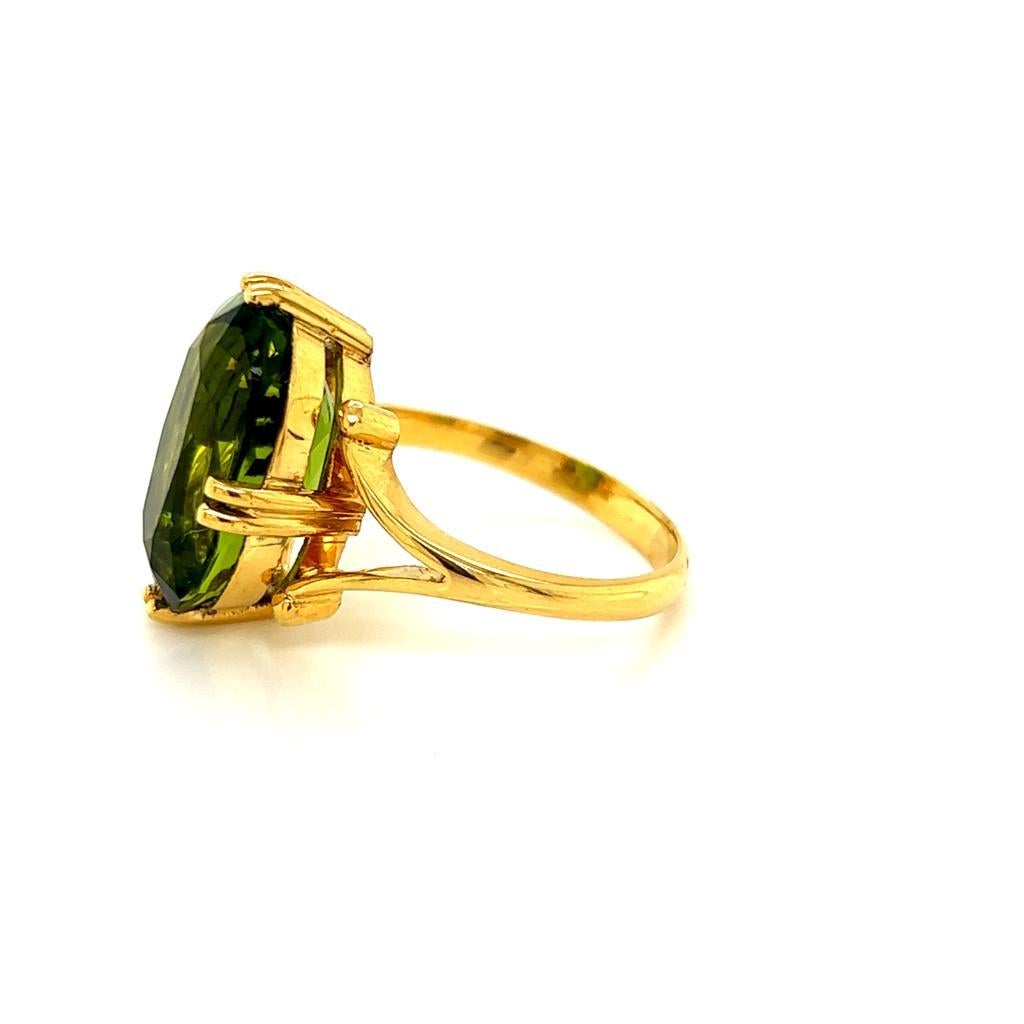 Oval Cut 7.58 Carat Oval Peridot Handcrafted Solitaire Ring in 18 Karat Yellow Gold For Sale