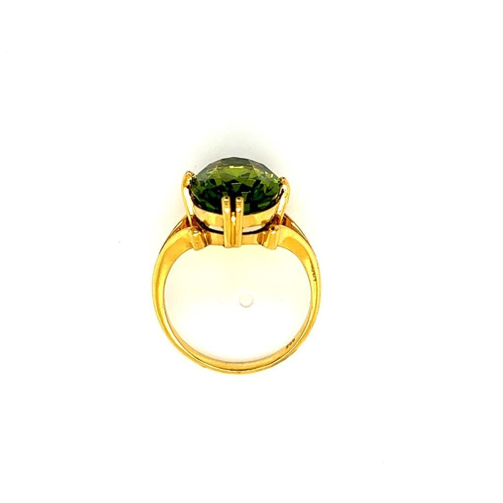 7.58 Carat Oval Peridot Handcrafted Solitaire Ring in 18 Karat Yellow Gold In New Condition For Sale In London, GB