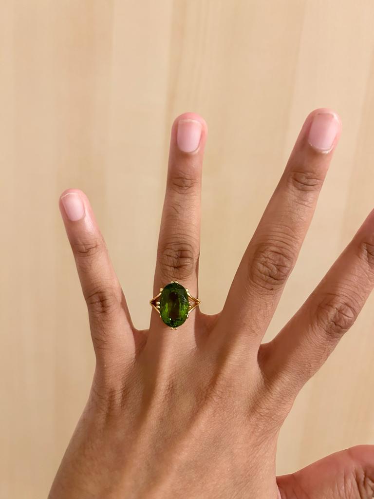 Women's 7.58 Carat Oval Peridot Handcrafted Solitaire Ring in 18 Karat Yellow Gold For Sale