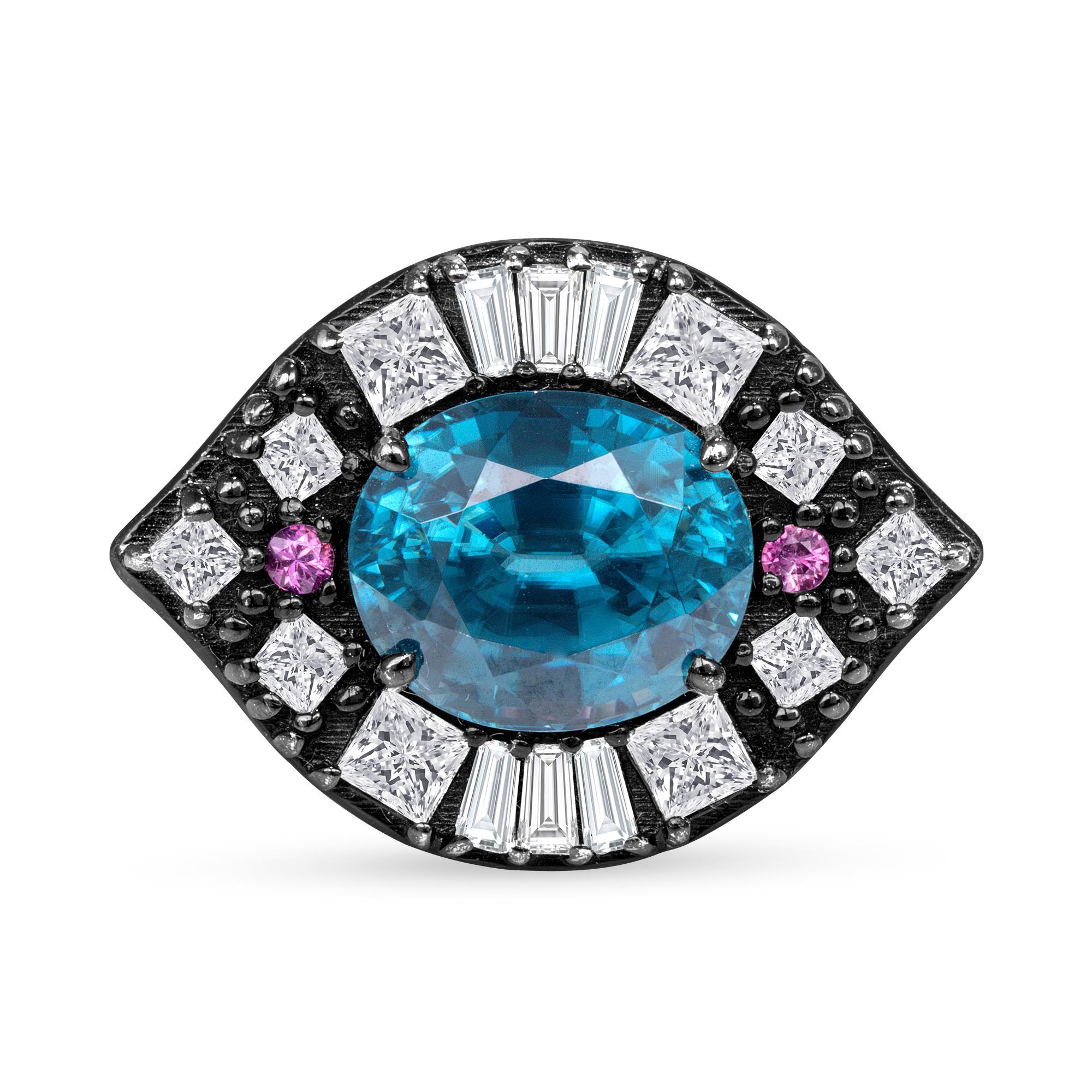 Anello a grappolo in oro nero rodio da 7,58 carati con diamante zircone e zaffiro rosa, in stock.

Questo anello a grappolo presenta uno zircone blu ovale proveniente dalla Cambogia, tagliato a Idar Oberstein, in Germania. Lo zircone blu misura 10 x