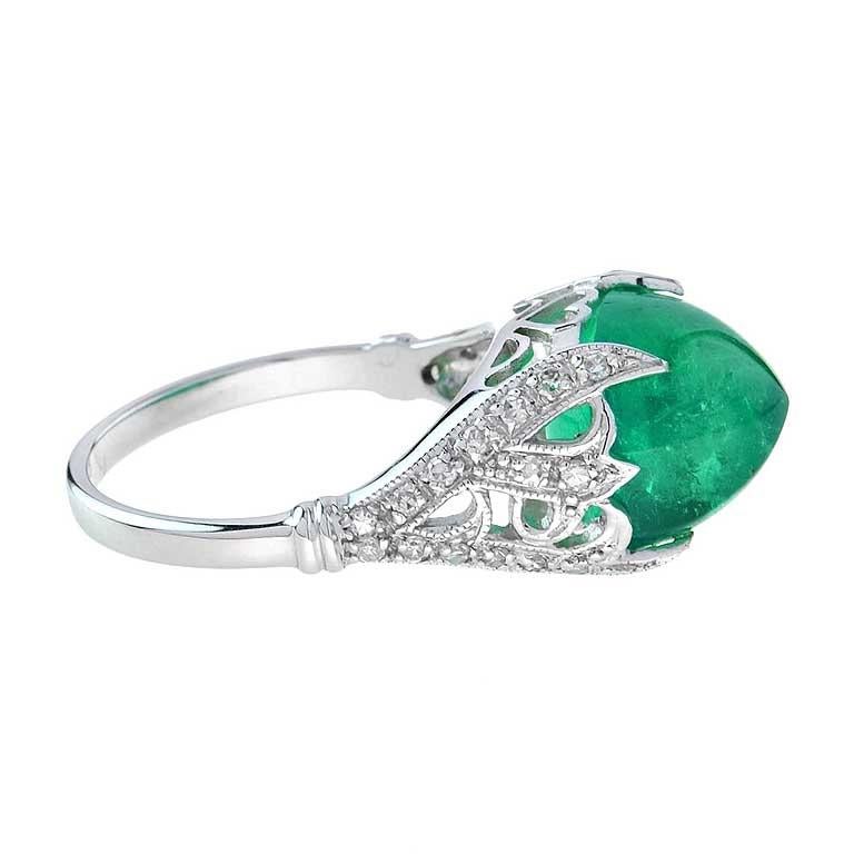 Certified 7.58 Ct. Sugarloaf Colombian Emerald Cocktail Ring in 18K White Gold In New Condition In Bangkok, TH