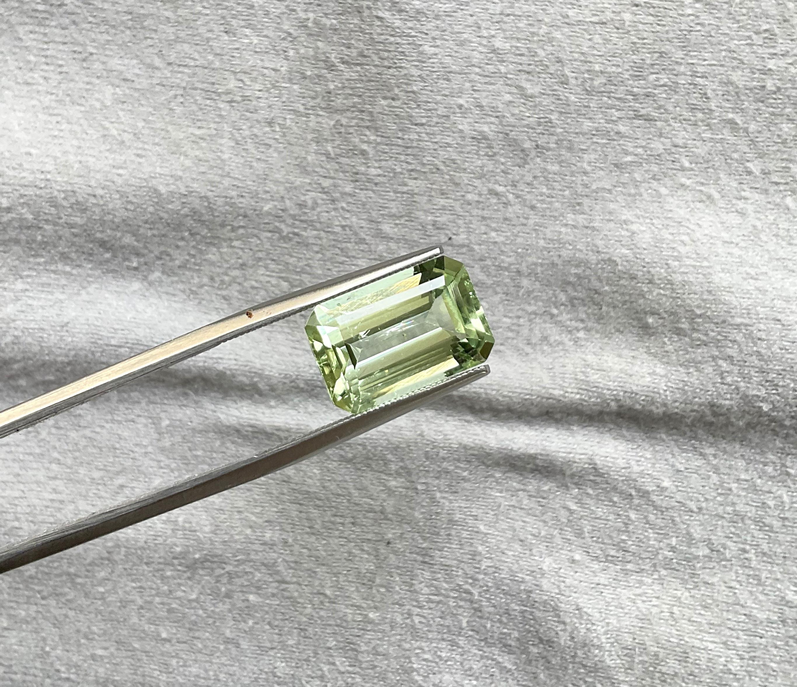 7,59 carati Tormalina verde chiaro ottagono Pietra da taglio di alta qualità Gemma naturale in vendita 1