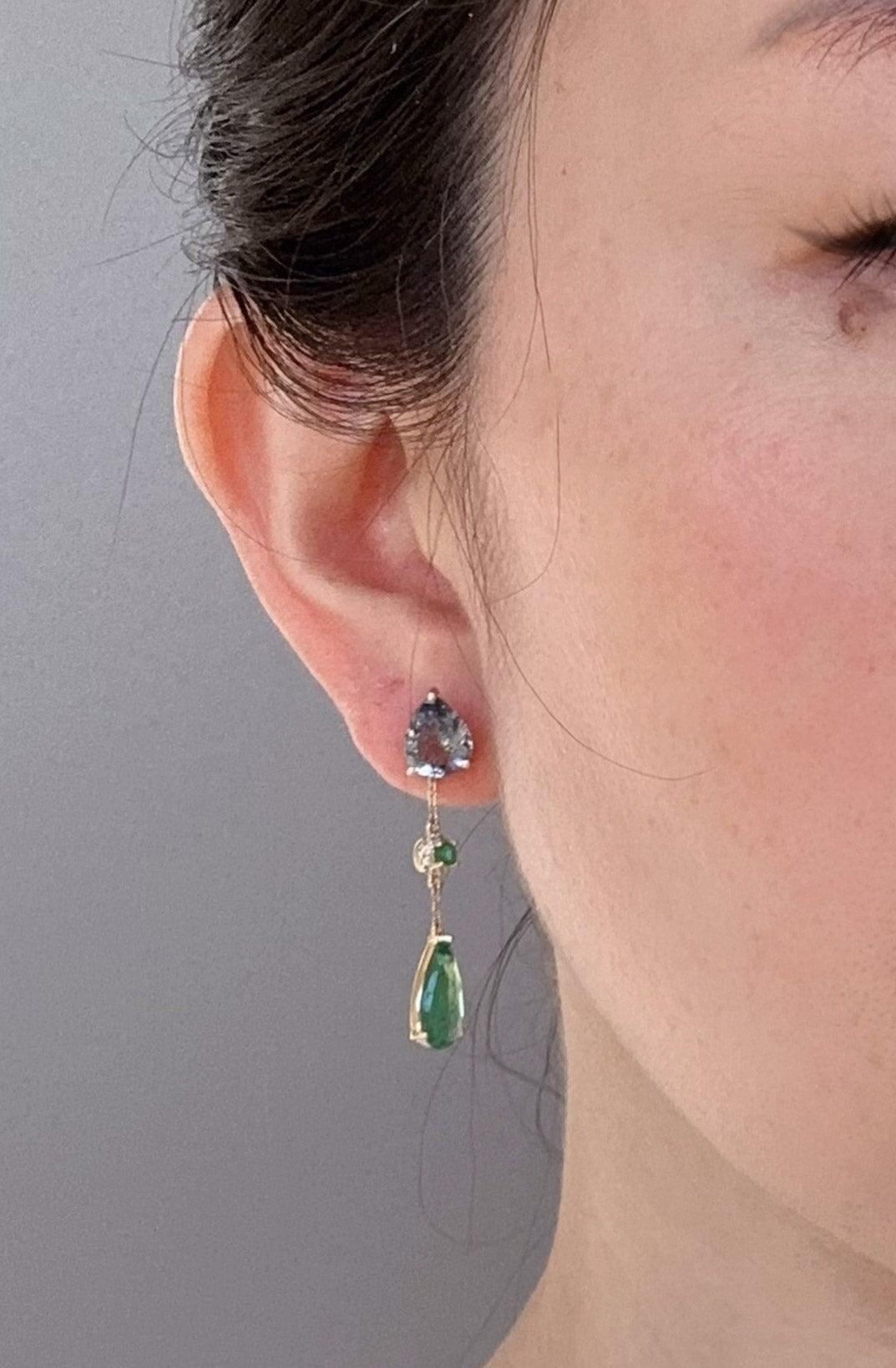 Orecchini a goccia con smeraldo e tanzanite naturale da 7,59ctw in oro 14K R3237 in vendita 4