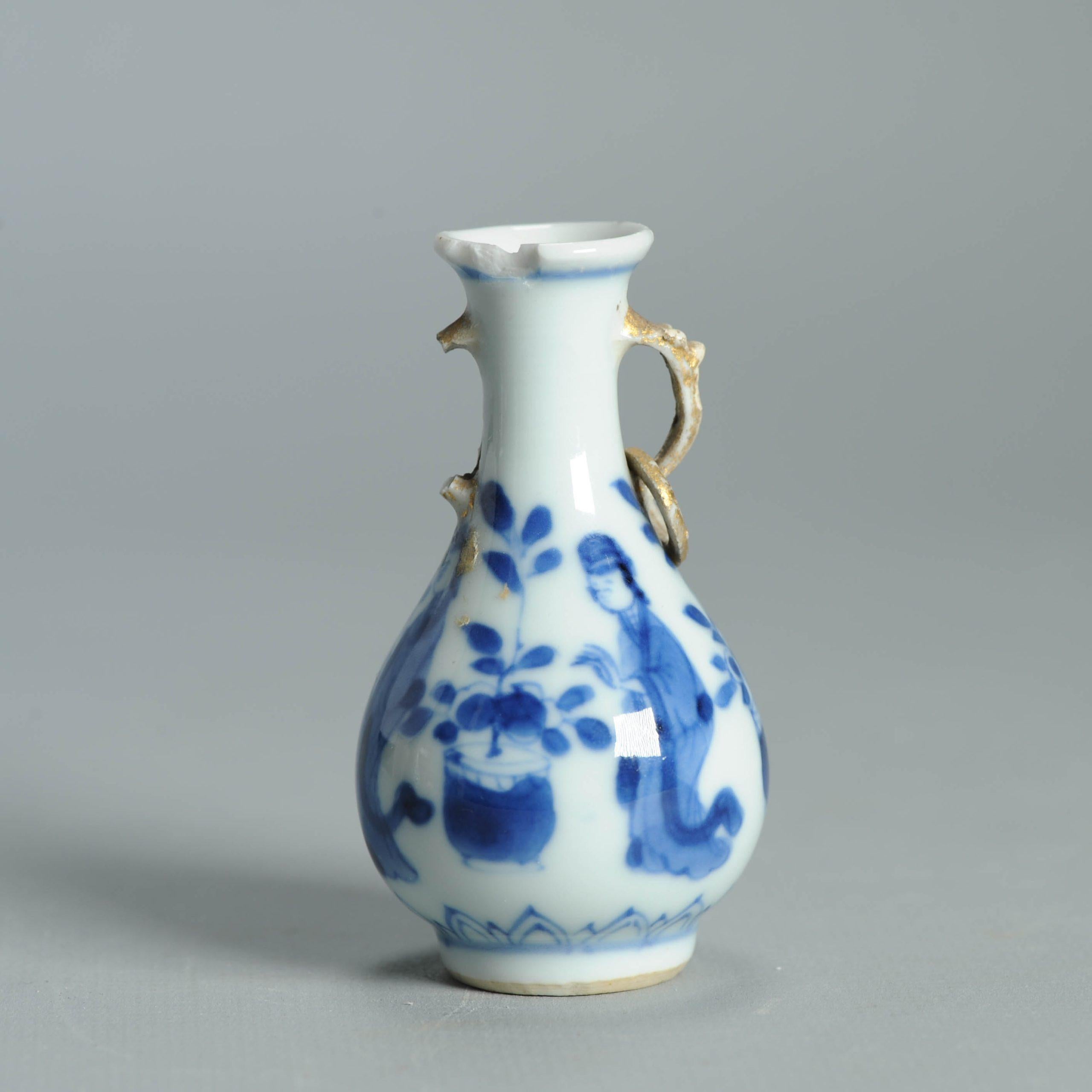 7.5CM Vase ancien en porcelaine chinoise Ca 1700 Période Kangxi Poignée éléphant en vente 4