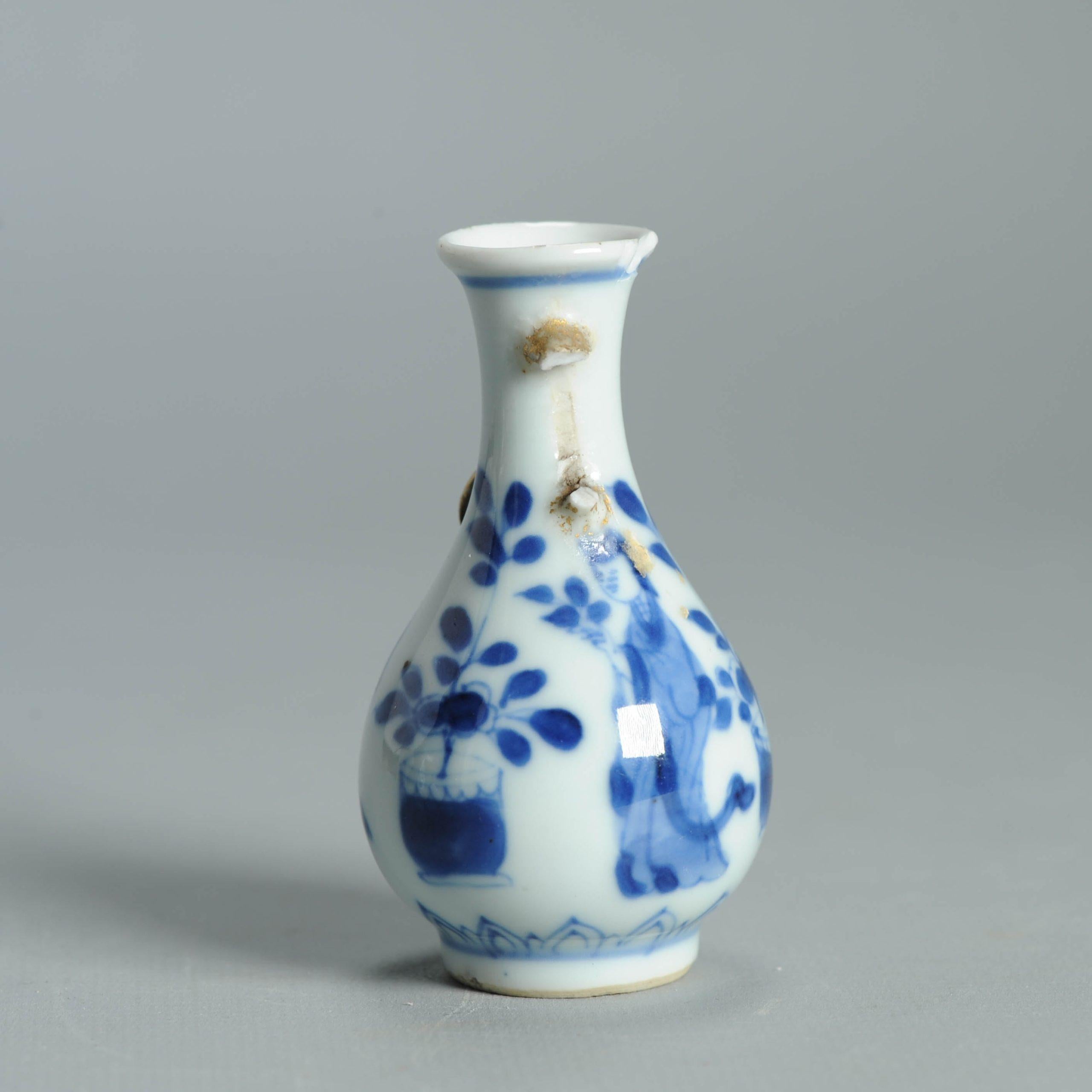 7.5CM Vase ancien en porcelaine chinoise Ca 1700 Période Kangxi Poignée éléphant en vente 5