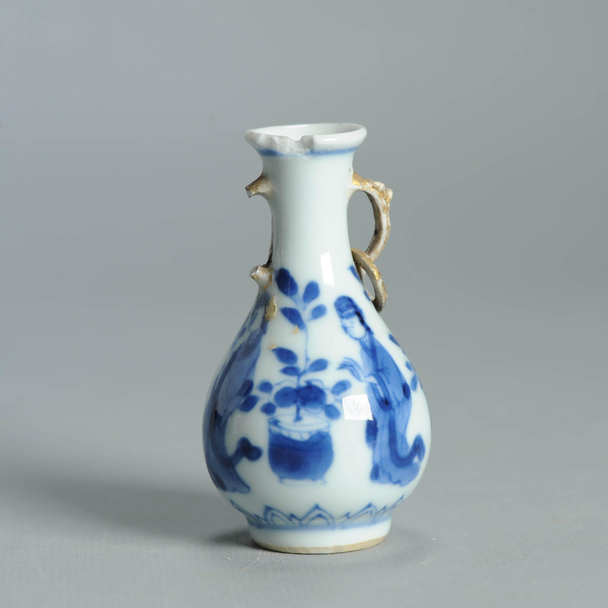 7.5CM Vase ancien en porcelaine chinoise Ca 1700 Période Kangxi Poignée éléphant en vente 6