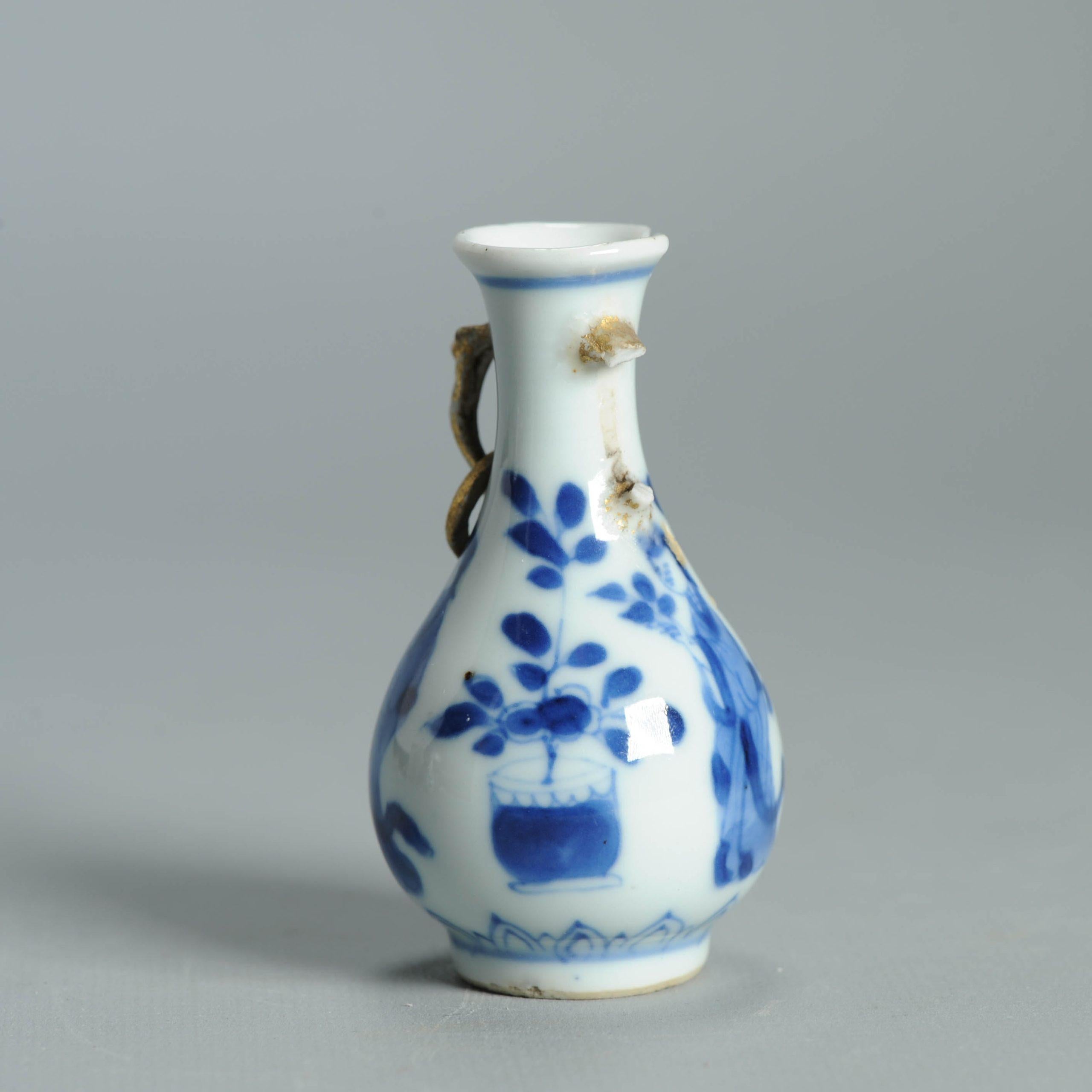 7.5CM Vase ancien en porcelaine chinoise Ca 1700 Période Kangxi Poignée éléphant en vente 7