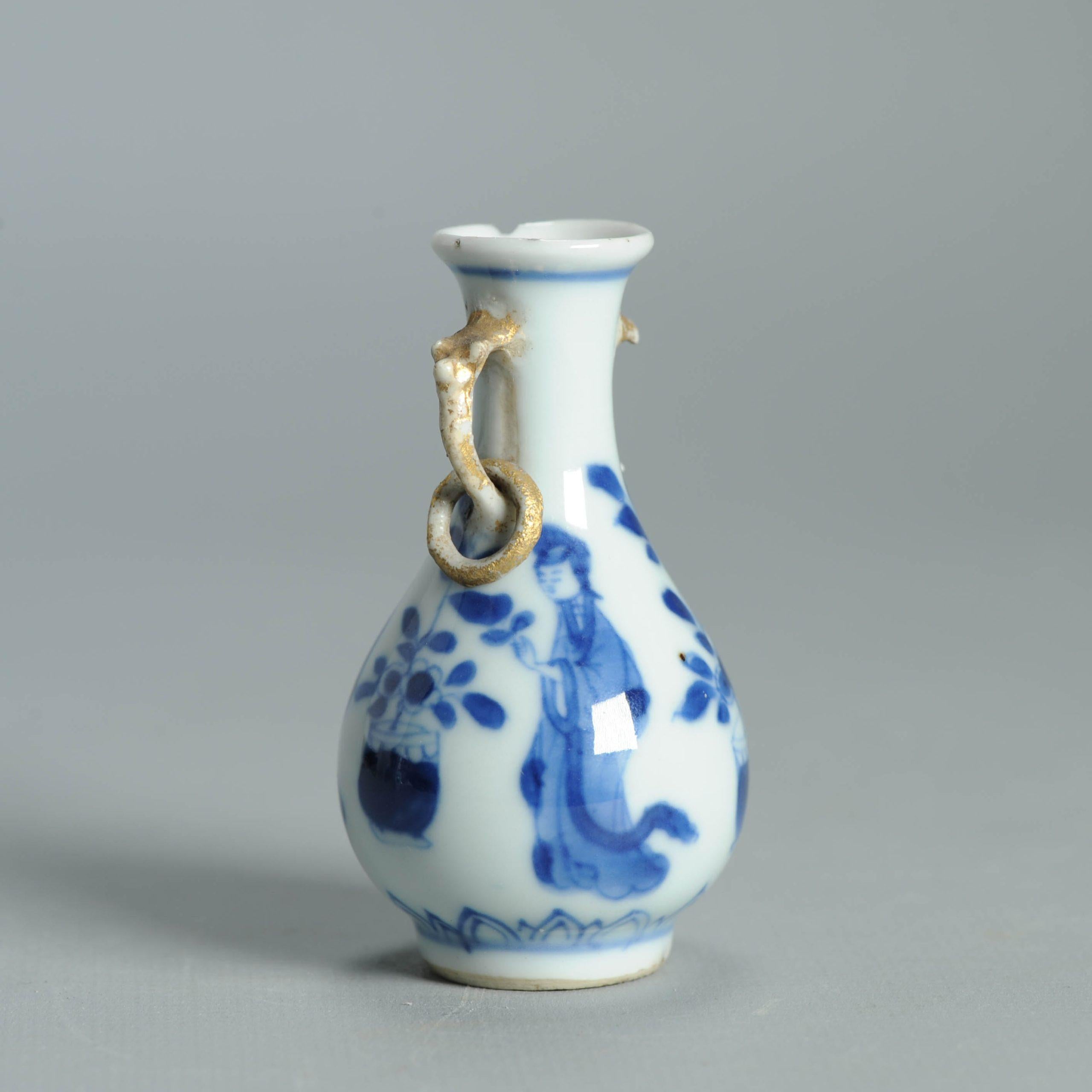 7.5CM Vase ancien en porcelaine chinoise Ca 1700 Période Kangxi Poignée éléphant en vente 8