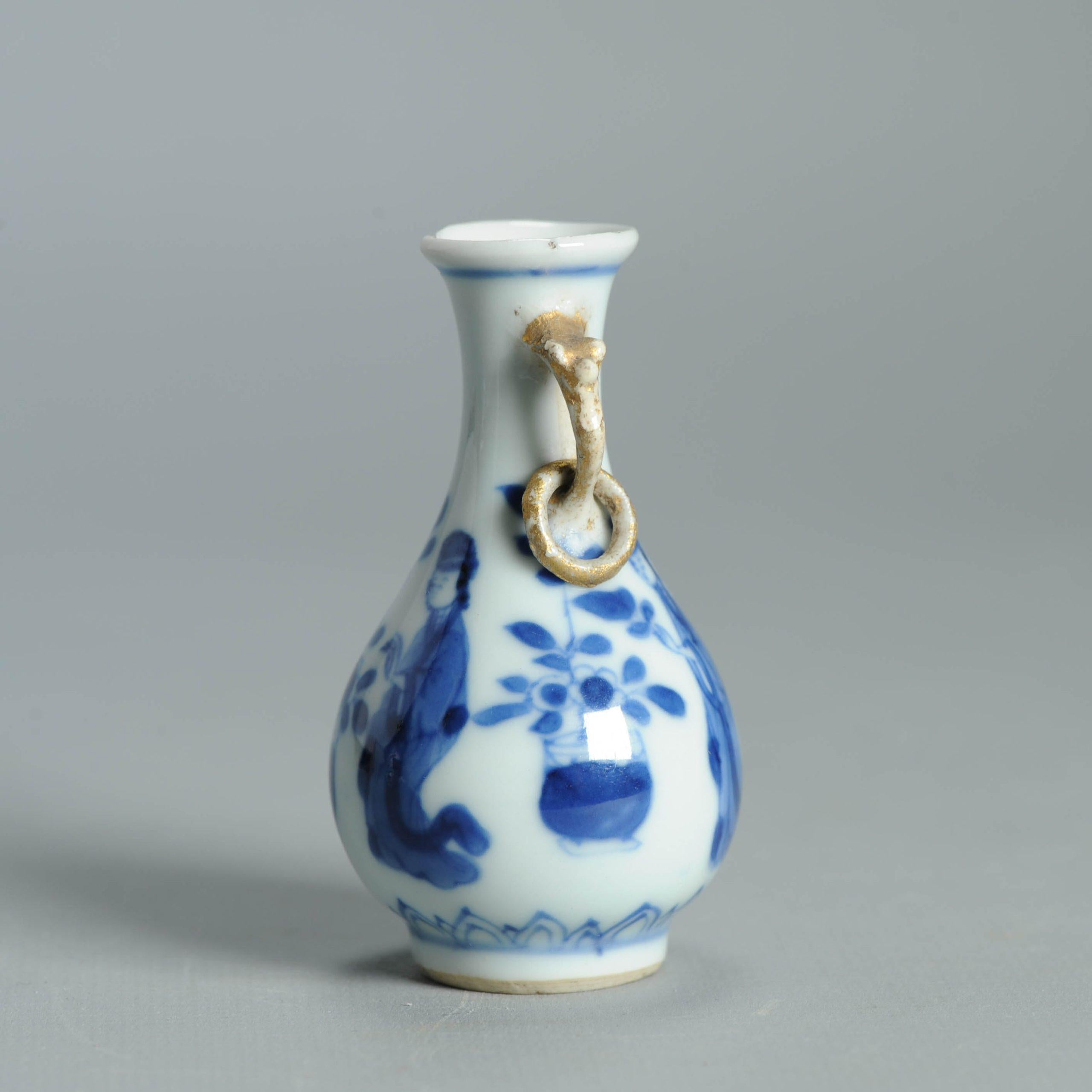 Description
Nous partageons avec vous ce joli vase en porcelaine chinoise de la période Kangxi.

Les photos montrent un vase élancé de forme balustre, dont le corps s'élargit légèrement et dont le long col s'évase en forme de cloche au sommet. Deux