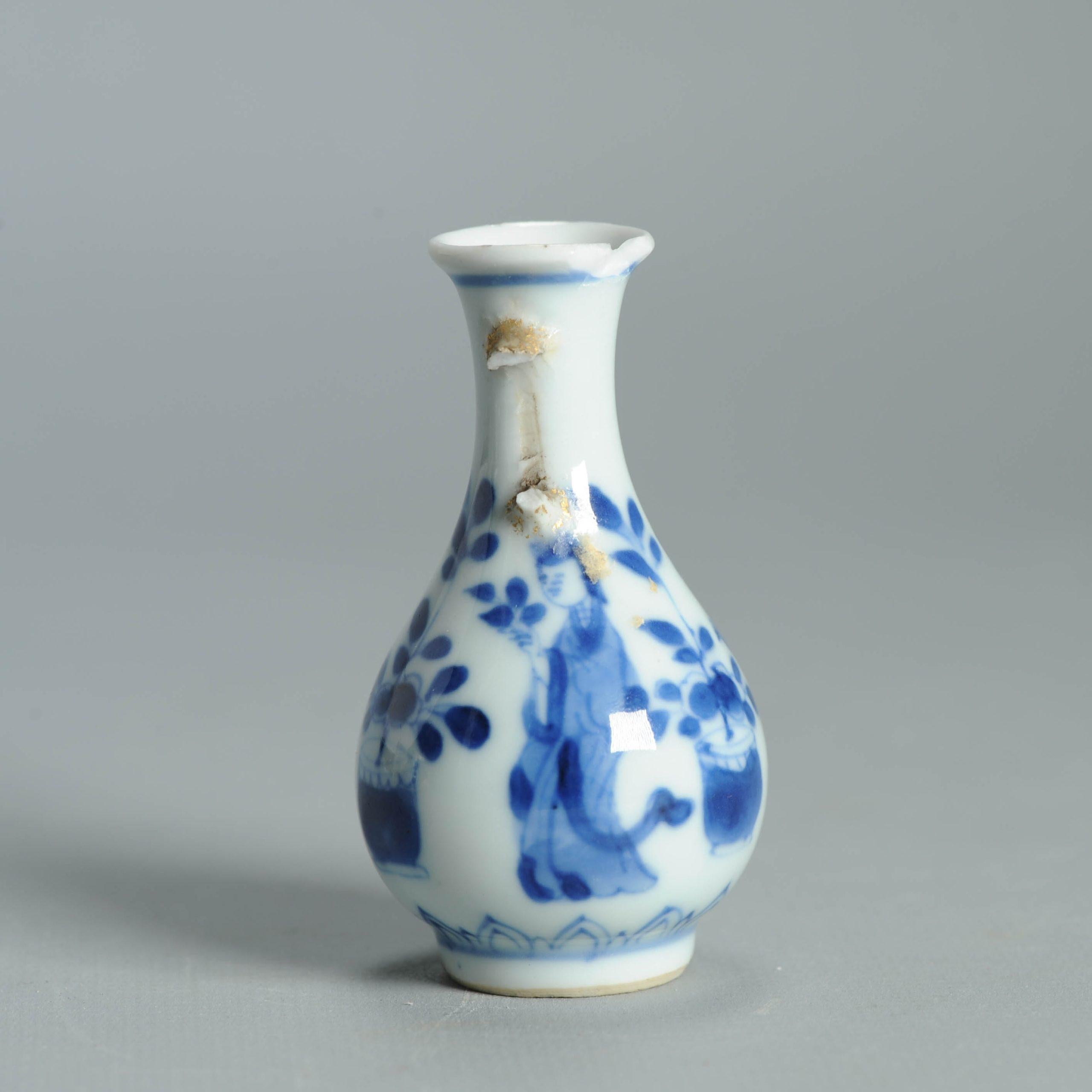 Qing 7.5CM Vase ancien en porcelaine chinoise Ca 1700 Période Kangxi Poignée éléphant en vente