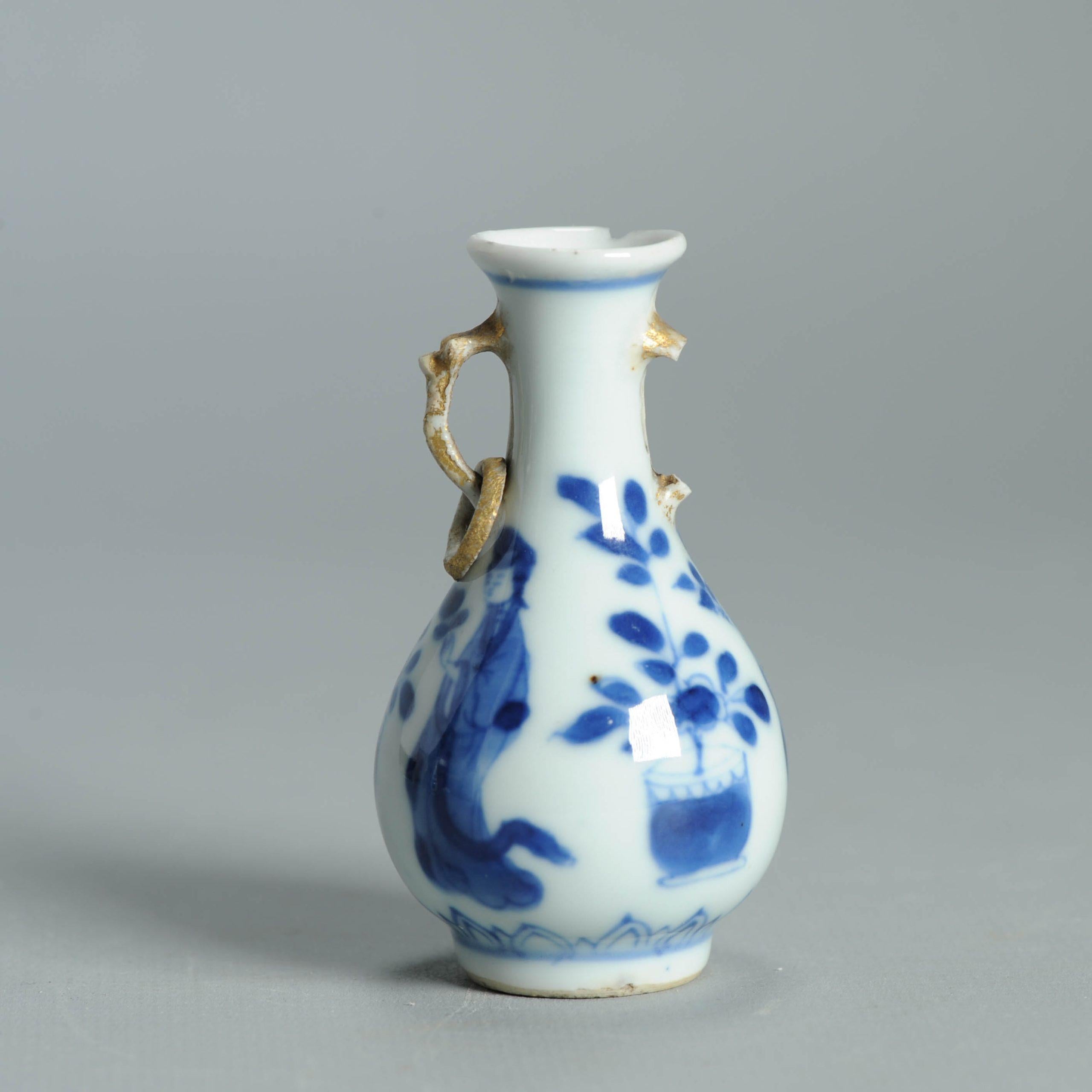 Chinois 7.5CM Vase ancien en porcelaine chinoise Ca 1700 Période Kangxi Poignée éléphant en vente