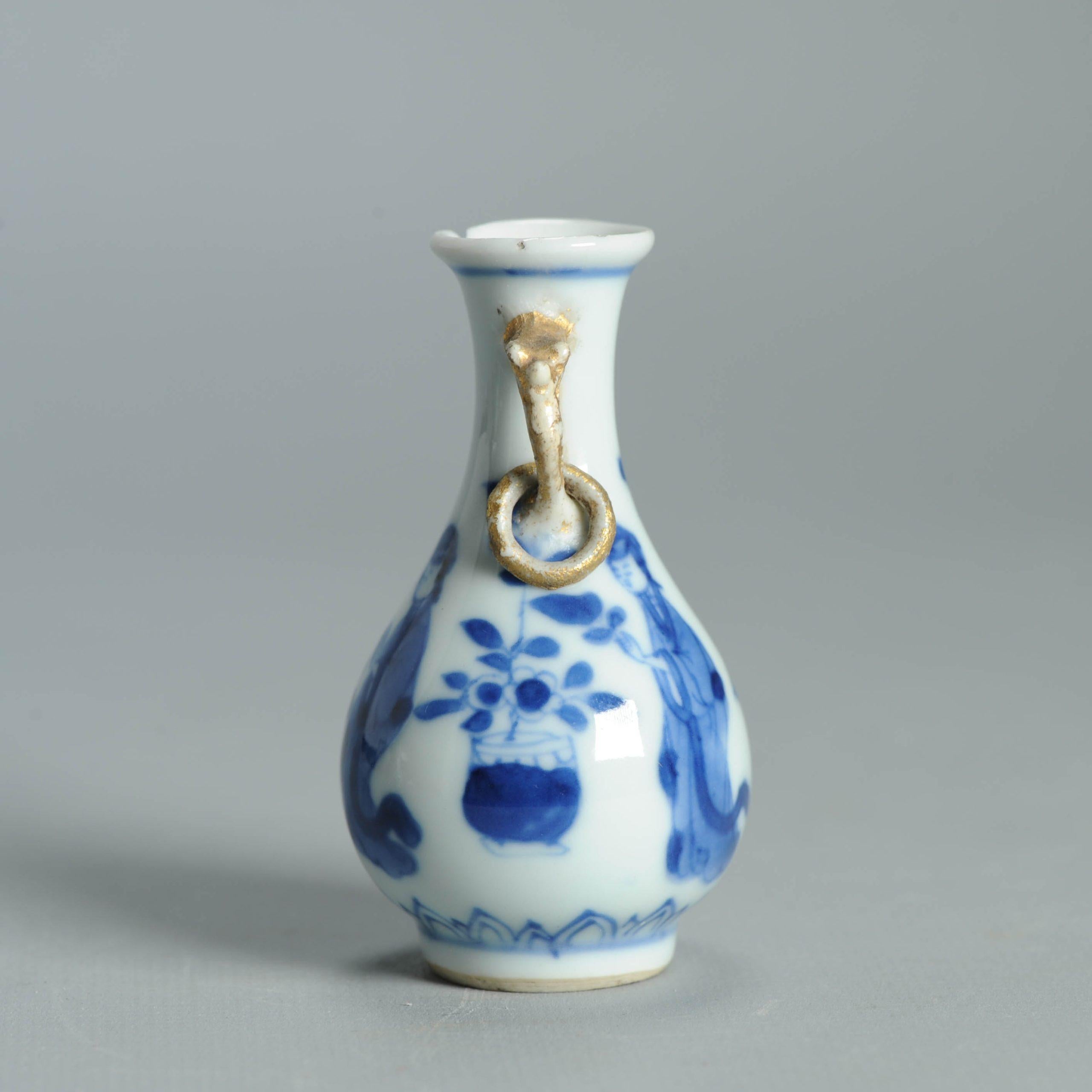 XVIIIe siècle et antérieur 7.5CM Vase ancien en porcelaine chinoise Ca 1700 Période Kangxi Poignée éléphant en vente