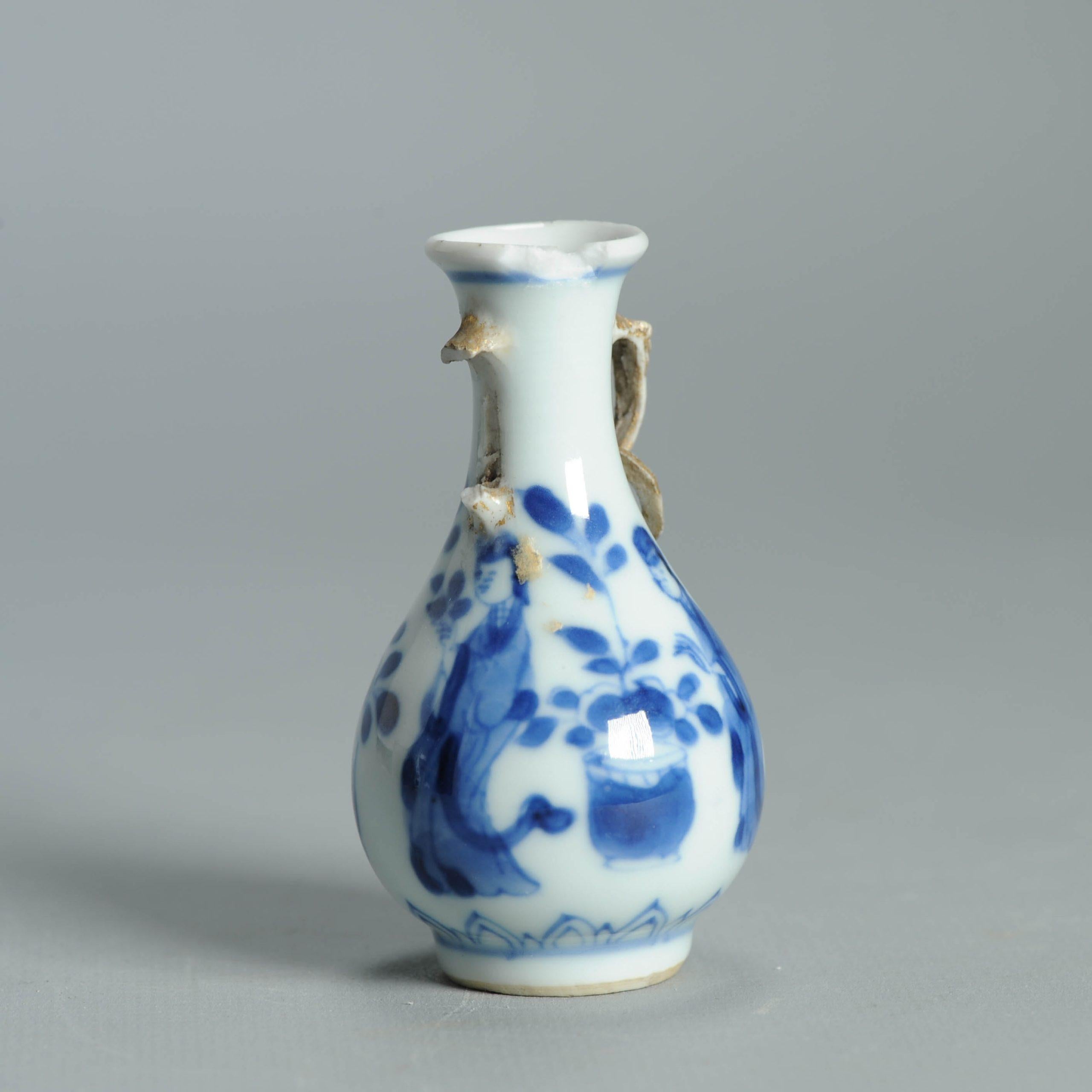 Porcelaine 7.5CM Vase ancien en porcelaine chinoise Ca 1700 Période Kangxi Poignée éléphant en vente