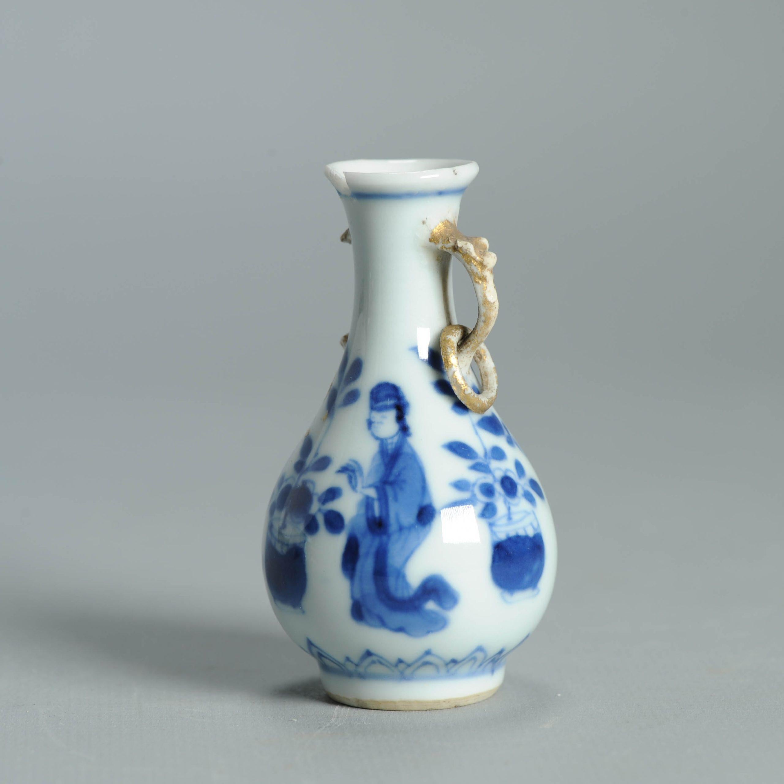 7.5CM Vase ancien en porcelaine chinoise Ca 1700 Période Kangxi Poignée éléphant en vente 1