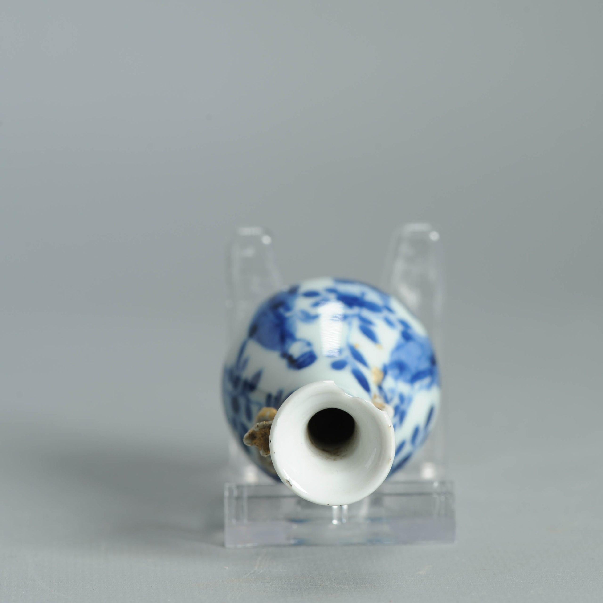 7.5CM Vase ancien en porcelaine chinoise Ca 1700 Période Kangxi Poignée éléphant en vente 2