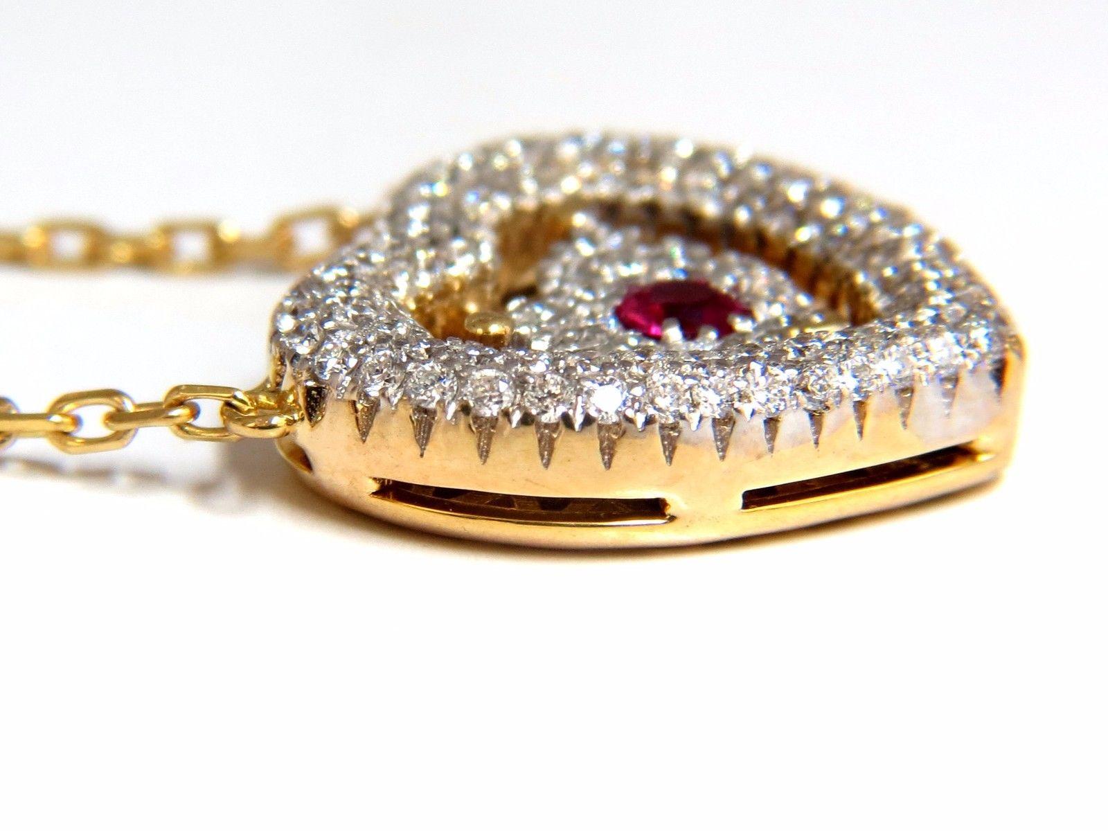 Collier coeur en rubis rouge et diamants

Set de perles, Sparkling Brilliance.

.15ct. de rubis rond naturel

Clarté nette, rouge vif.

.60ct. Diamants naturels.

Couleur G Vs-2 clarté

or jaune 18Kt / 6 grammes.

Dimensions globales du cœur : 0,61