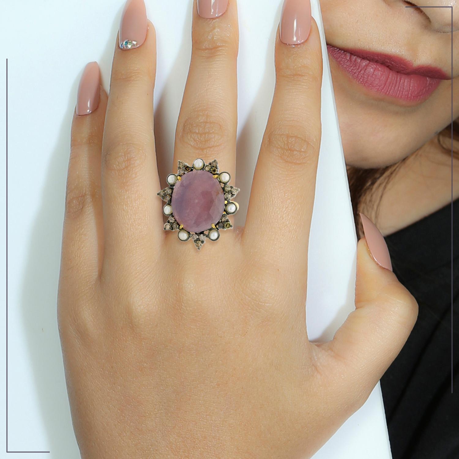 18Kt: 2,12g, D: 0,74ct
MULTI DI ZAFFIRO:7,5 carati,PERLA:0,9 carati
Dimensioni: 24X17 MM
