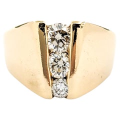 .75ctw 3-Stone Diamond Ring In Yellow Gold (Bague à 3 pierres en or jaune)