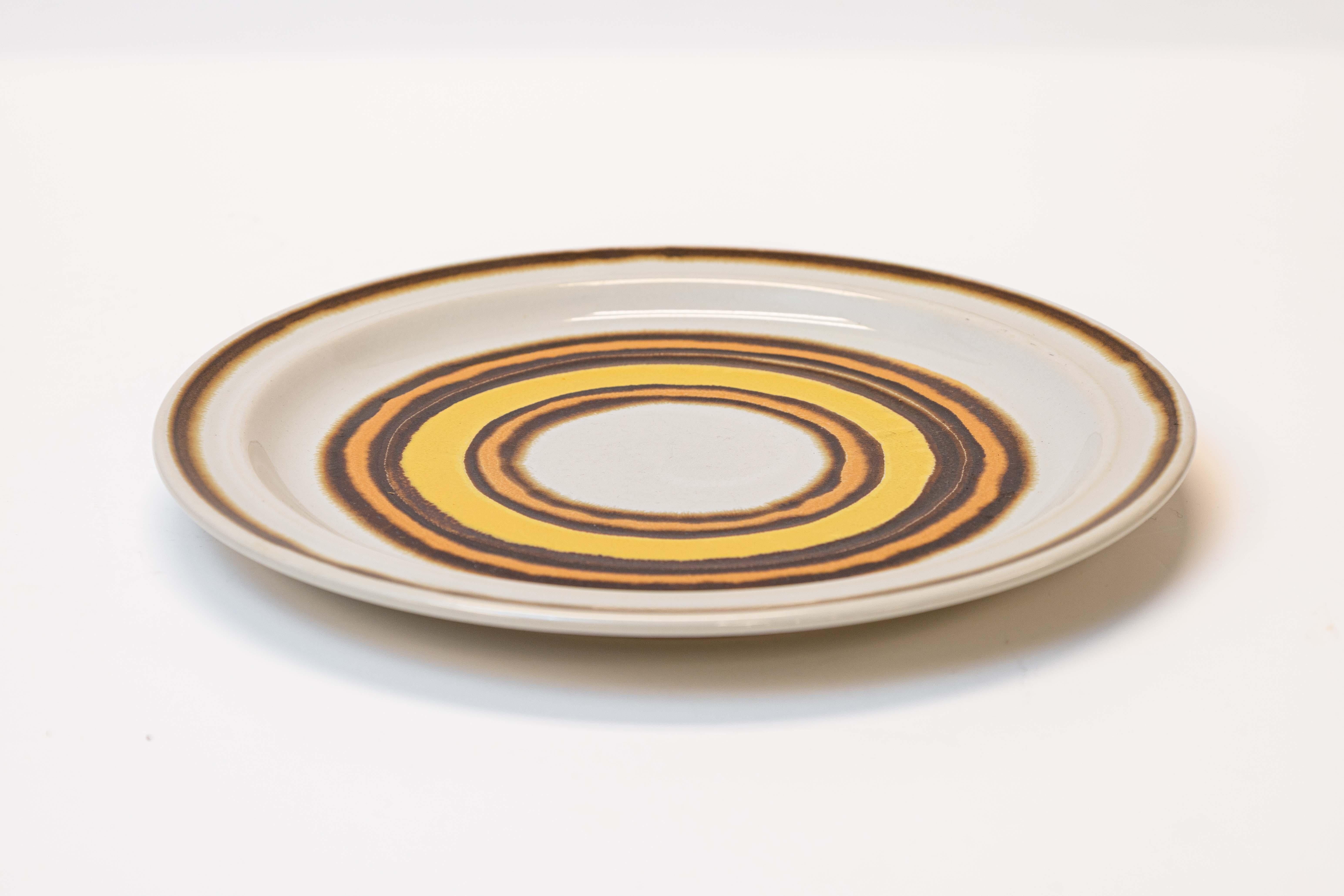 Un service de table Electra Rondo Gold de 75 pièces. Ce magnifique service de vaisselle vintage d'Electra est issu de la collection Rondo Gold, merveilleusement conçue. Cette collection se caractérise par des jaunes vifs, des grès beiges aux