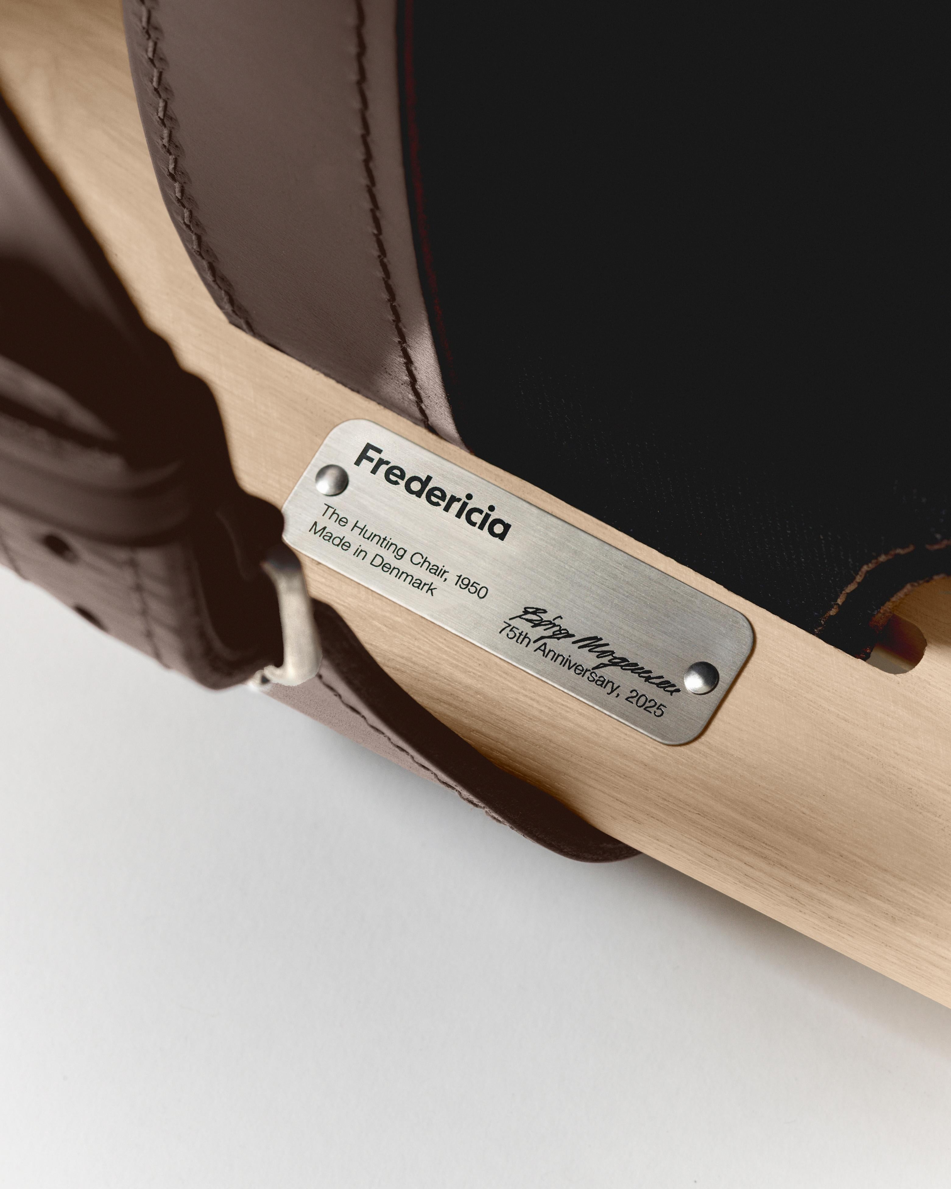 75th Anniversary Edition, The Hunting Chair in Leder Braun / Esche Light Oil im Angebot 7