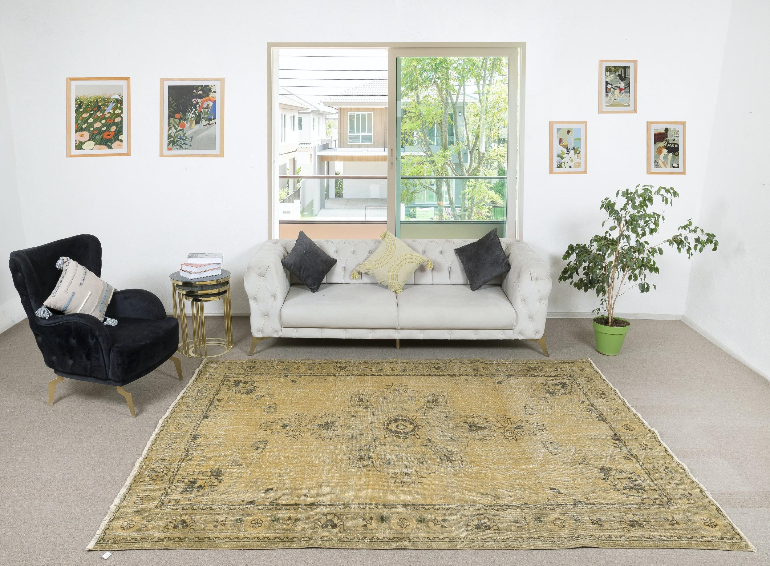 Nos tapis délavés par le soleil sont tous des pièces uniques, nouées à la main, datant de 50 à 70 ans. Chacun d'entre eux présente une esthétique artisanale unique, issue des traditions séculaires de tissage de tapis turcs. Ces tapis sont