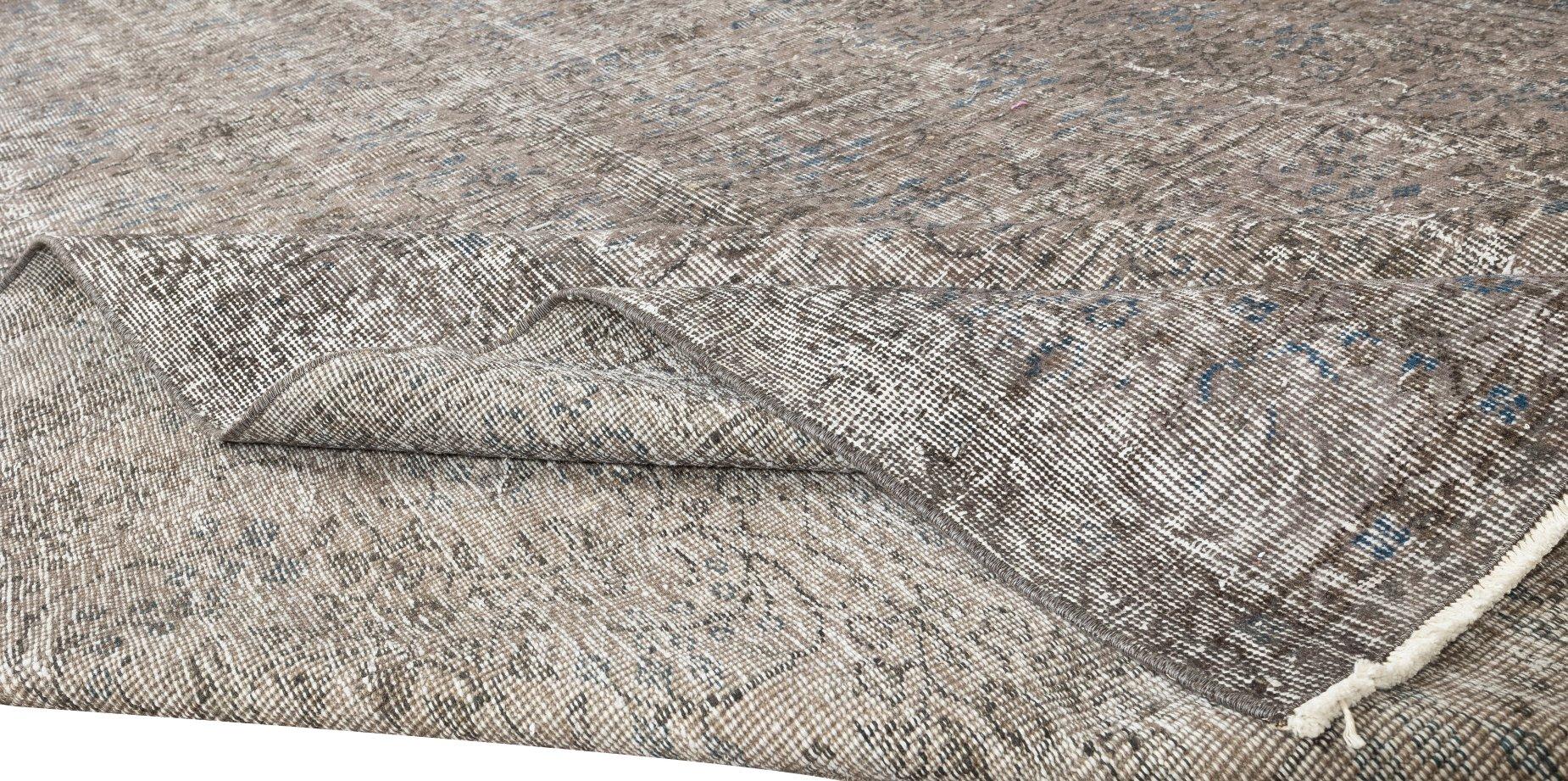 Moderne 7.5x10.5 Ft Vintage Handmade Turkish Area Rug in Grey for Modern Interiors (Tapis turc vintage fait à la main en gris pour les intérieurs modernes) en vente