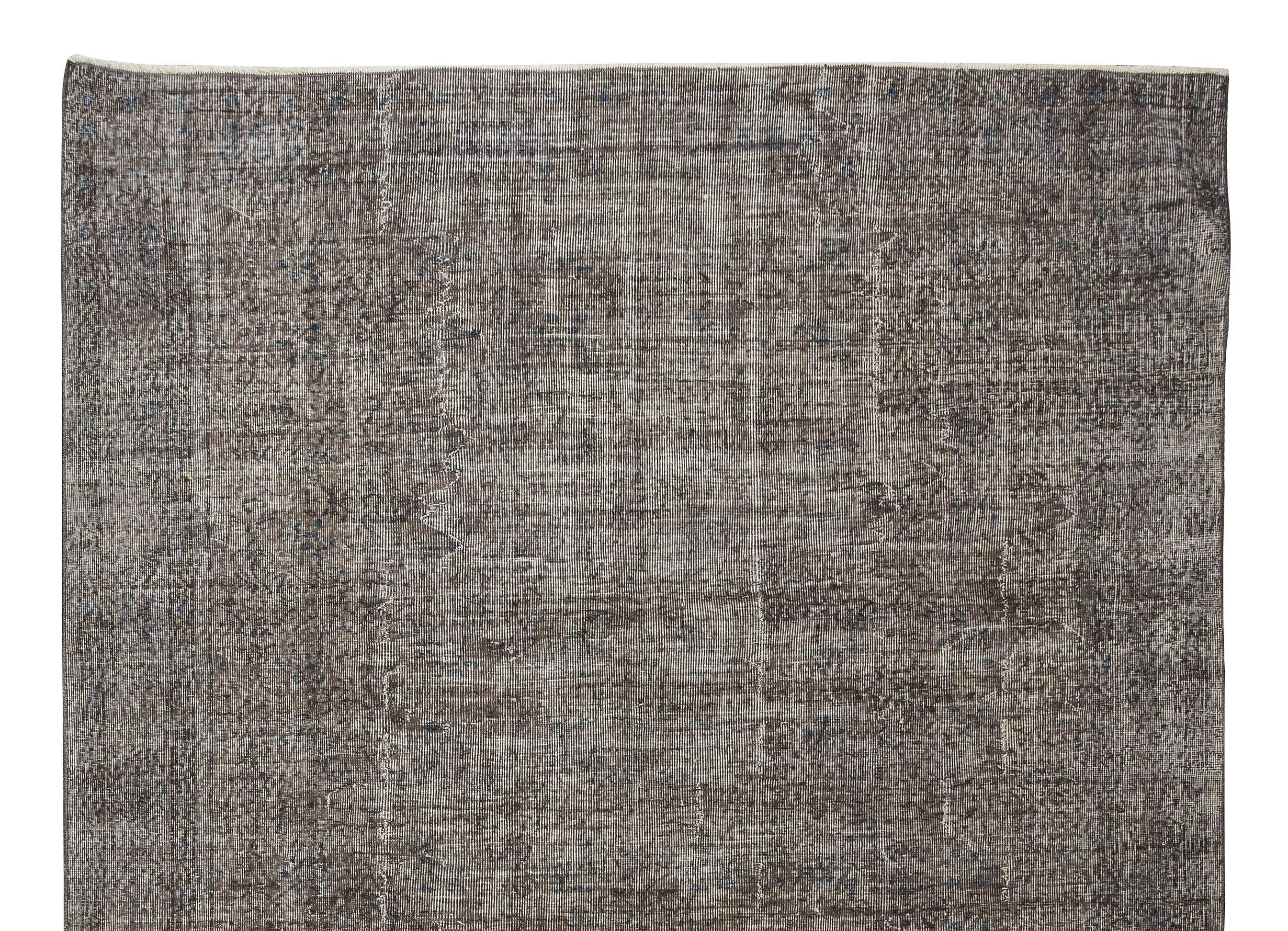 Turc 7.5x10.5 Ft Vintage Handmade Turkish Area Rug in Grey for Modern Interiors (Tapis turc vintage fait à la main en gris pour les intérieurs modernes) en vente