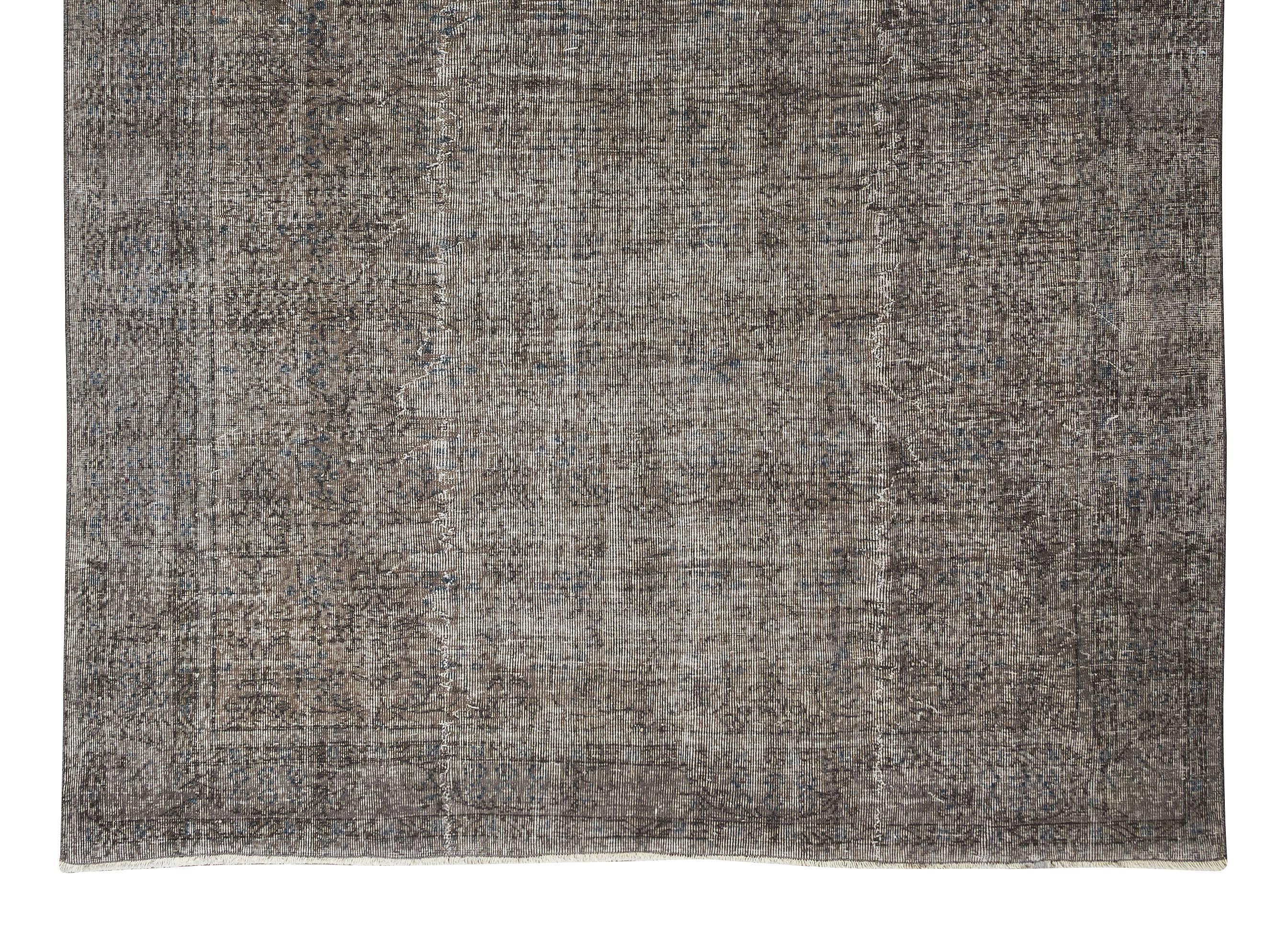 Noué à la main 7.5x10.5 Ft Vintage Handmade Turkish Area Rug in Grey for Modern Interiors (Tapis turc vintage fait à la main en gris pour les intérieurs modernes) en vente