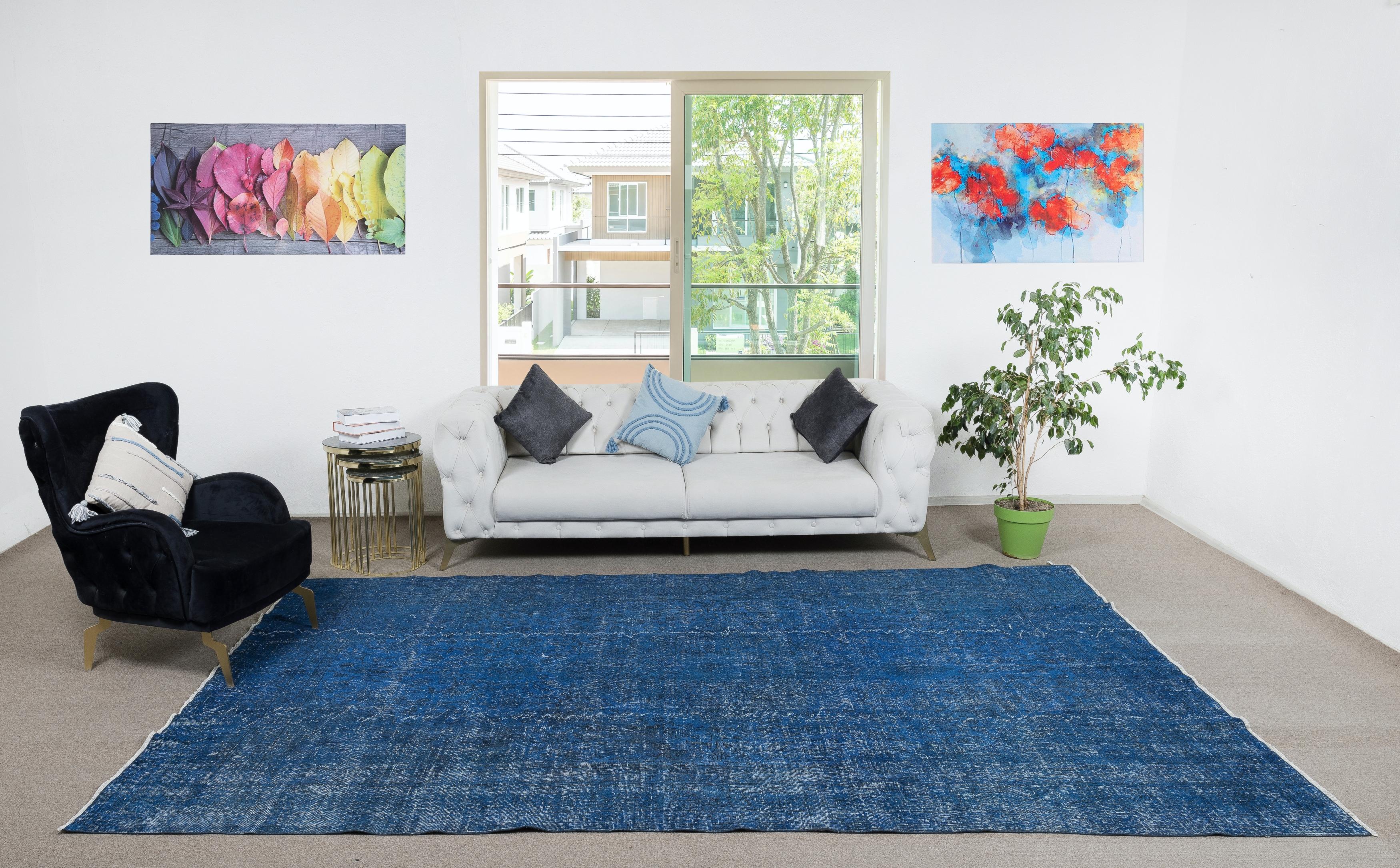 Unsere überfärbten Teppiche sind allesamt handgeknüpfte Vintage-Stücke, die in unserer Werkstatt nachgearbeitet werden, um ein breiteres Spektrum an Einrichtungsstilen von modern bis küstennah, von industriell bis rustikal/Cottage abdecken zu