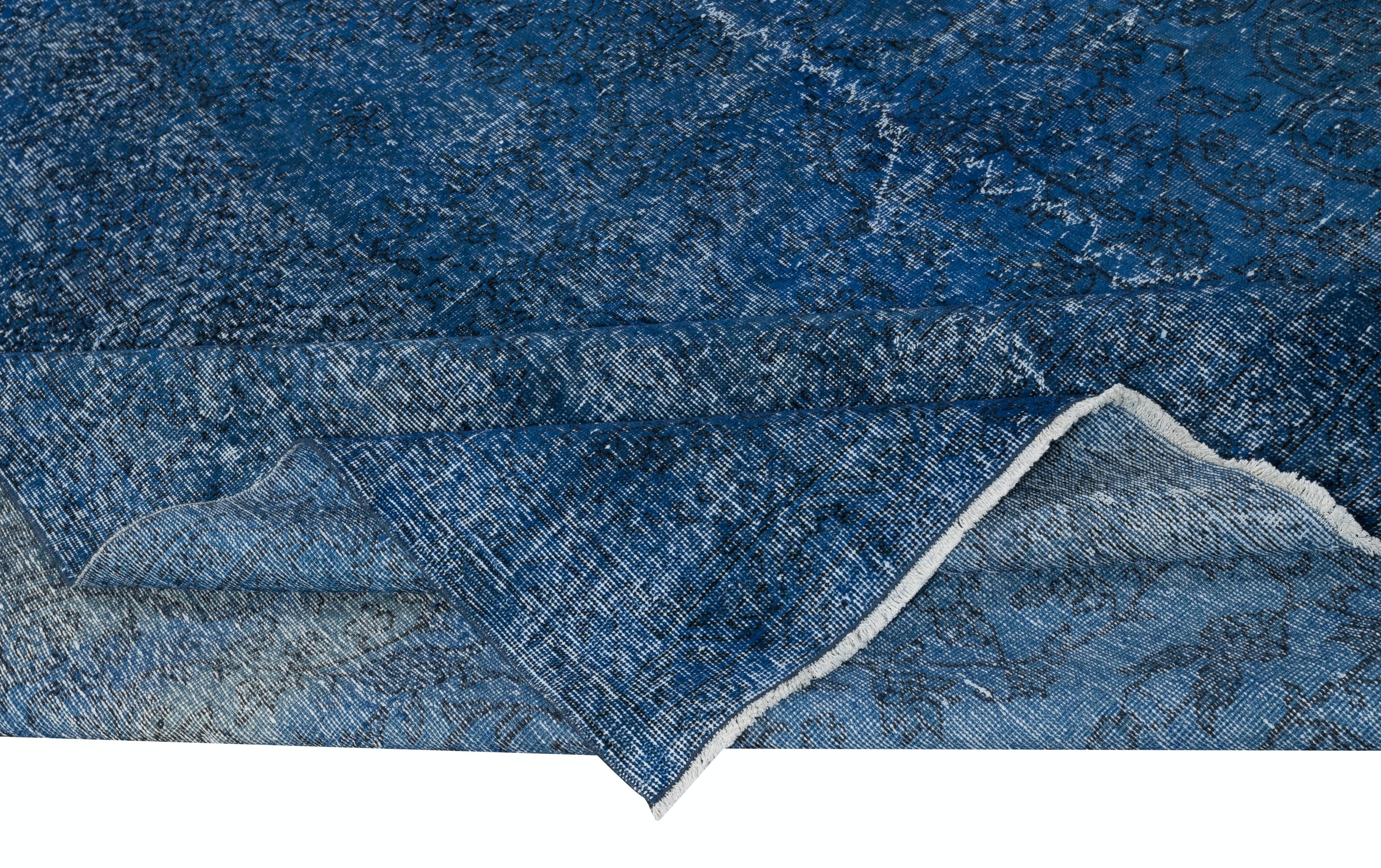 7.5x12 Ft Handgefertigter Marineblauer Overdyed Teppich für Wohnzimmer, Moderner Türkischer Teppich (Handgewebt) im Angebot