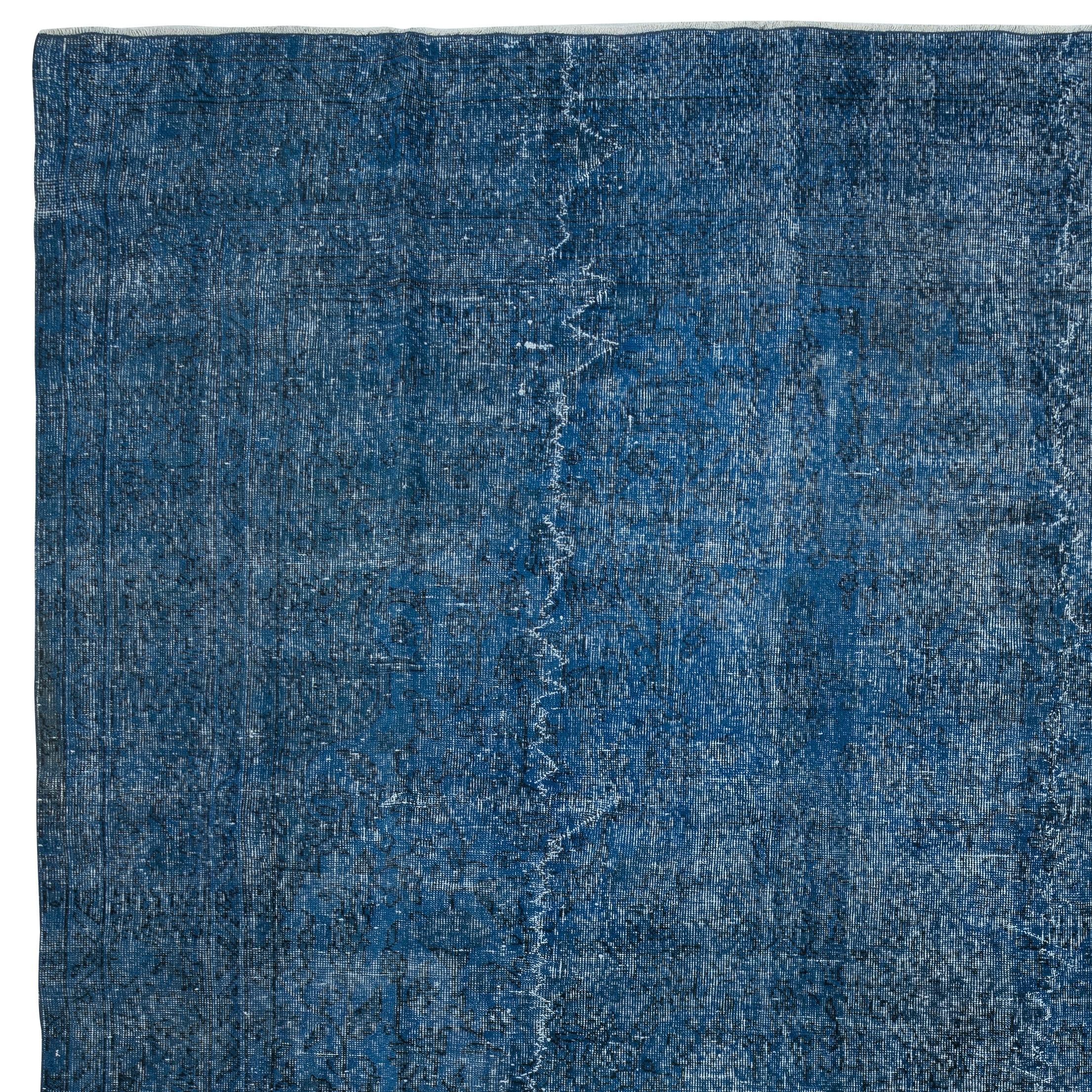 7.5x12 Ft Handgefertigter Marineblauer Overdyed Teppich für Wohnzimmer, Moderner Türkischer Teppich (Mitte des 20. Jahrhunderts) im Angebot