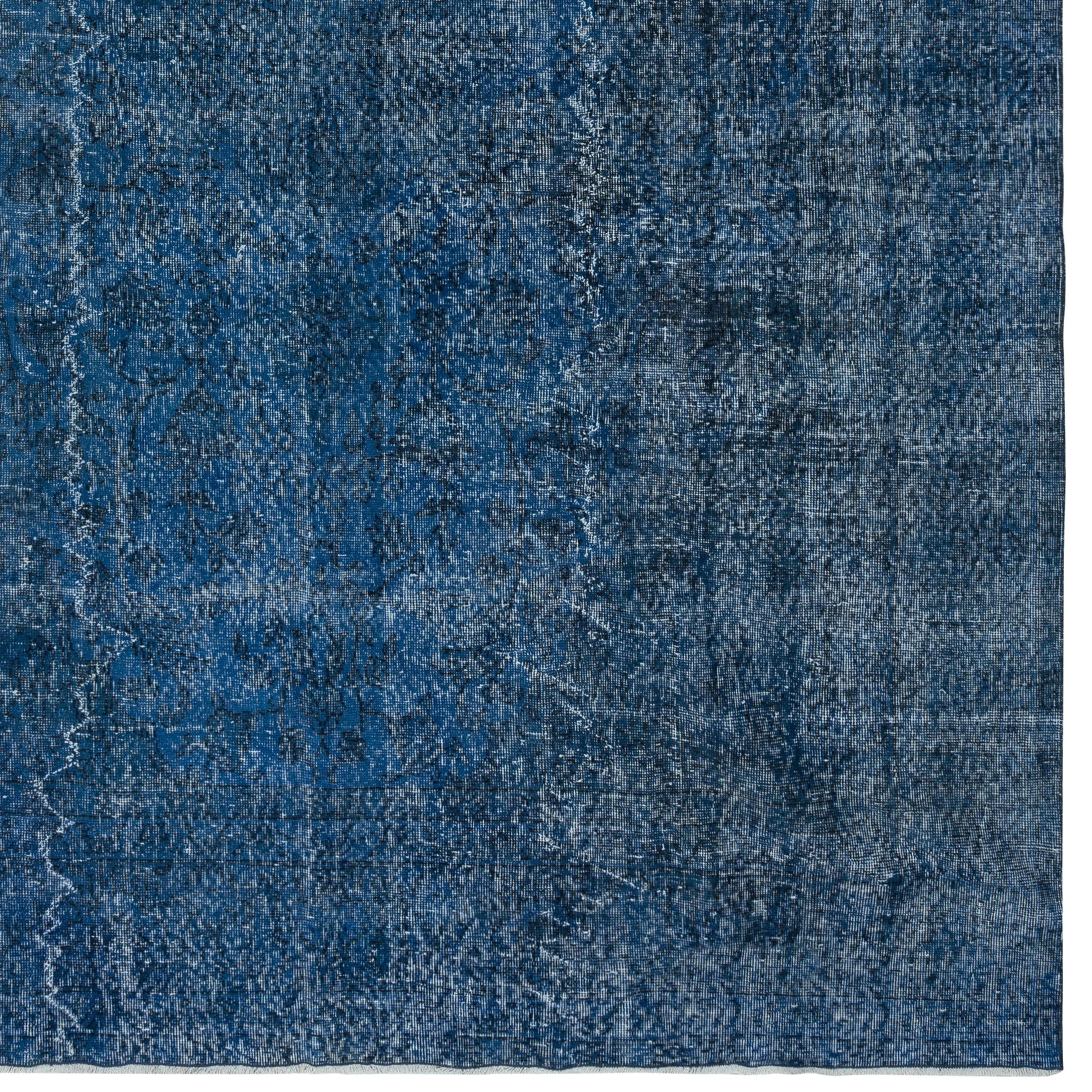7.5x12 Ft Handgefertigter Marineblauer Overdyed Teppich für Wohnzimmer, Moderner Türkischer Teppich (Wolle) im Angebot