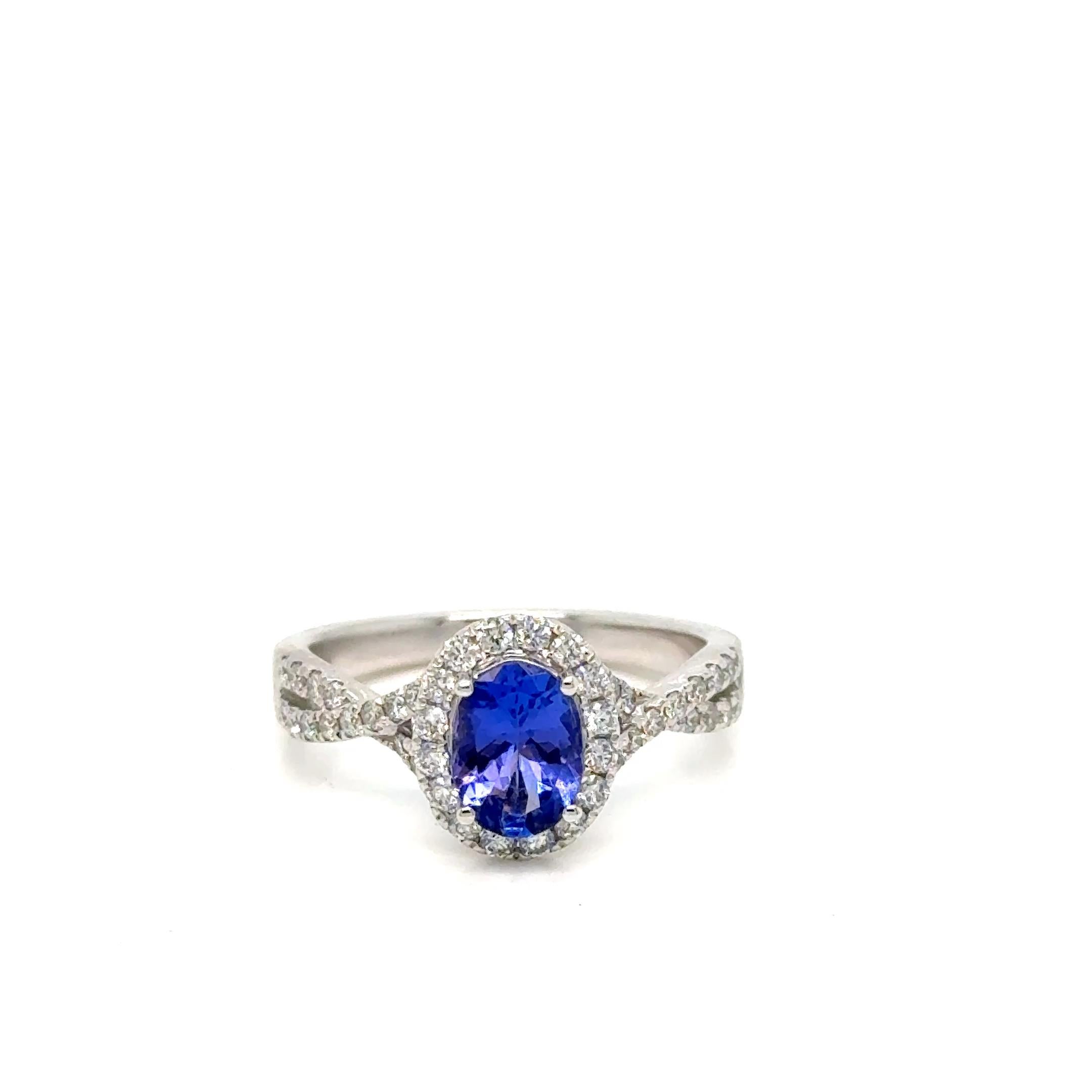 Bague en tanzanite de forme ovale avec des diamants brillants de tous les coins et de toutes les tailles.

Réservez le vôtre dès aujourd'hui : Stock limité disponible. Ne manquez pas la chance de sécuriser votre bague en diamant tanzanite dès