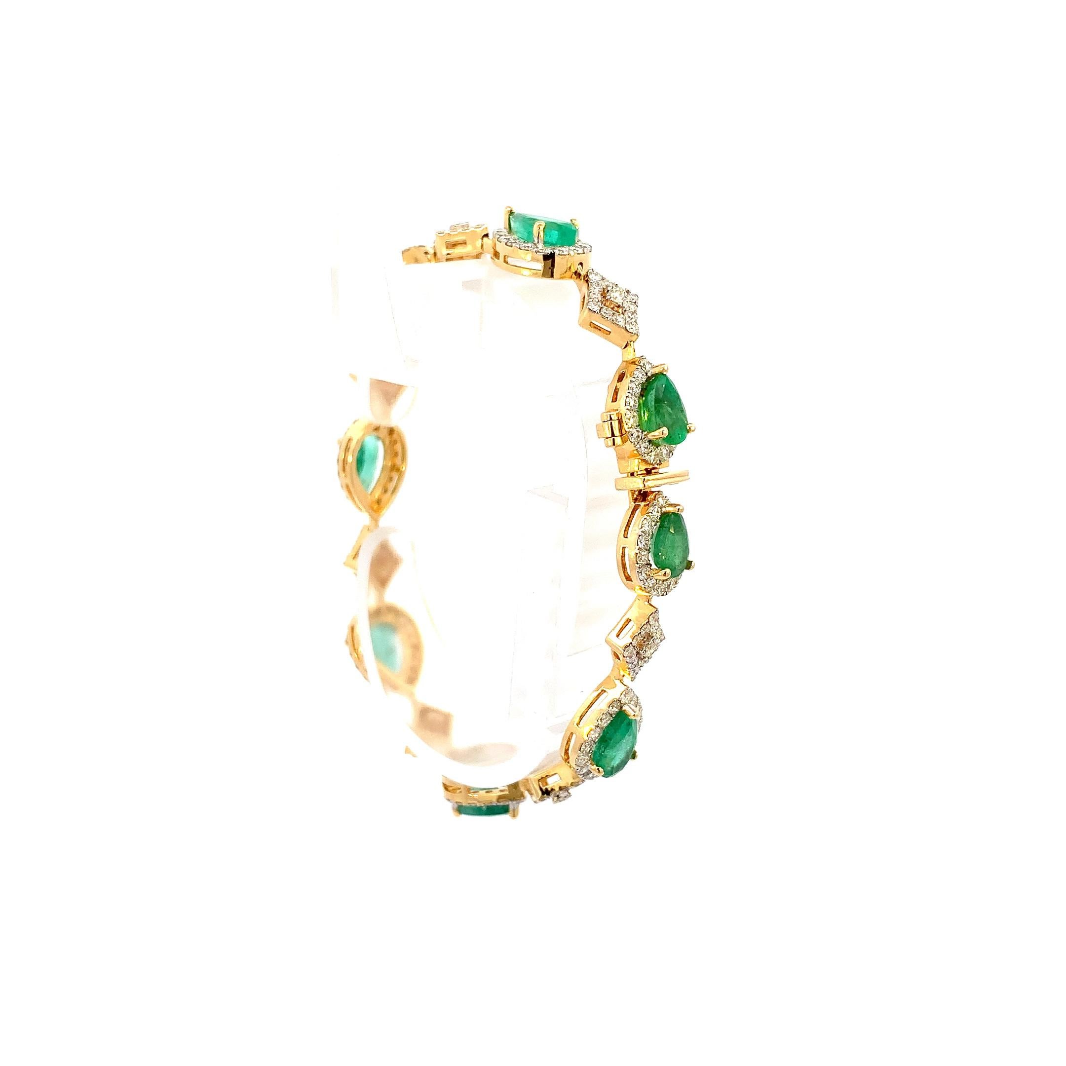 Modern 7.6 Carat Natural Emerald & 3.02 Carat Diamond 18K Gold Bracelet  For Sale