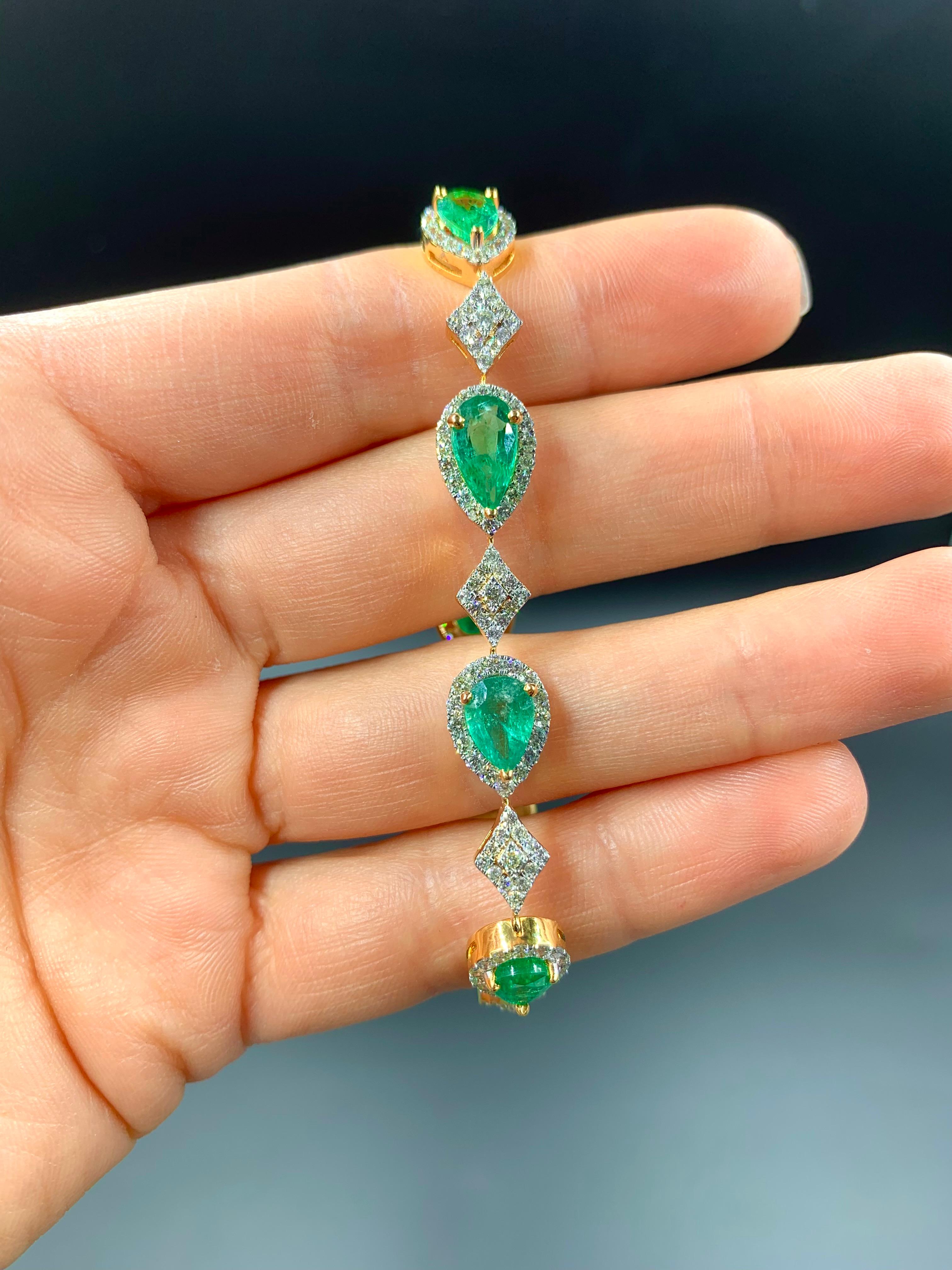 7.6 Carat Natural Emerald & 3.02 Carat Diamond 18K Gold Bracelet  In New Condition For Sale In New York, NY