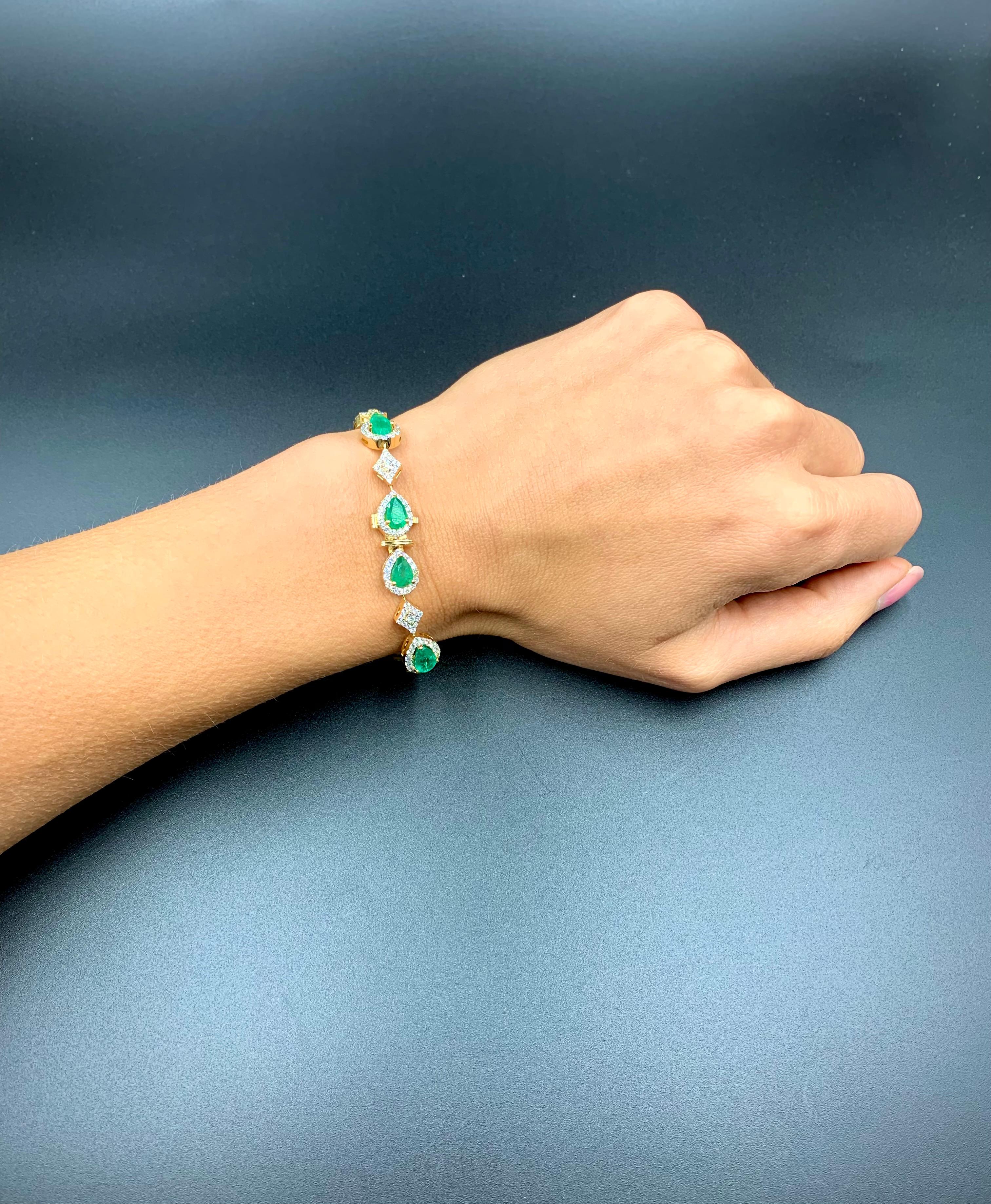 Bracelet en or 18 carats avec émeraude naturelle de 7,6 carats et diamants de 3,02 carats Unisexe en vente