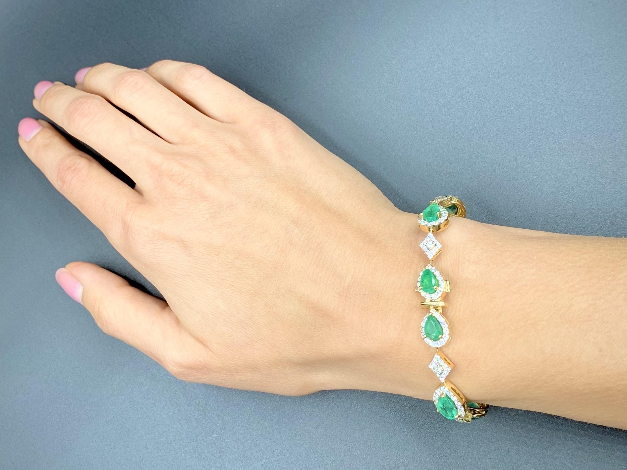 7.6 Carat Natural Emerald & 3.02 Carat Diamond 18K Gold Bracelet For Sale 1