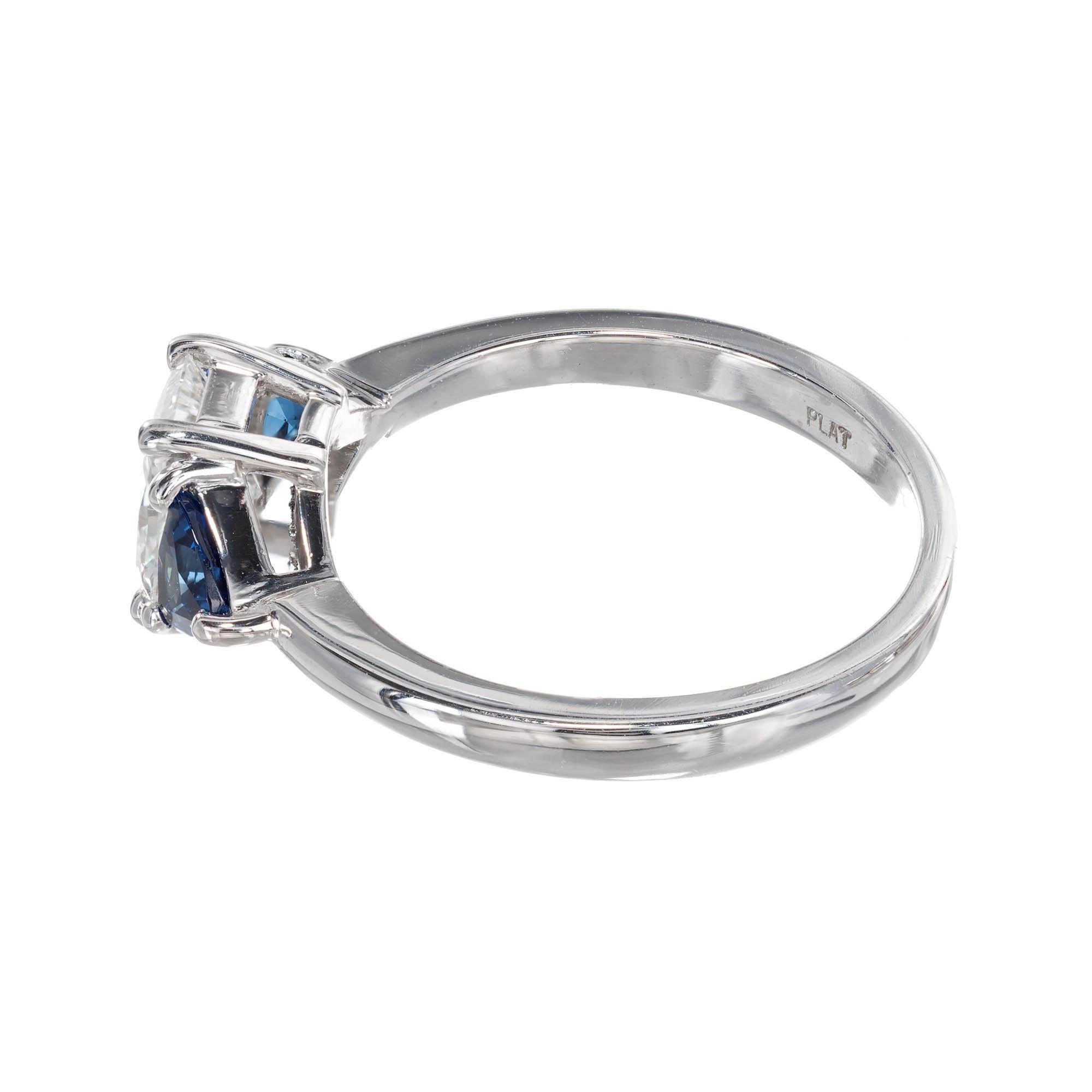 Taille radiant Bague de fiançailles à trois pierres en platine, saphir et diamant taille radiant de 0,76 carat en vente