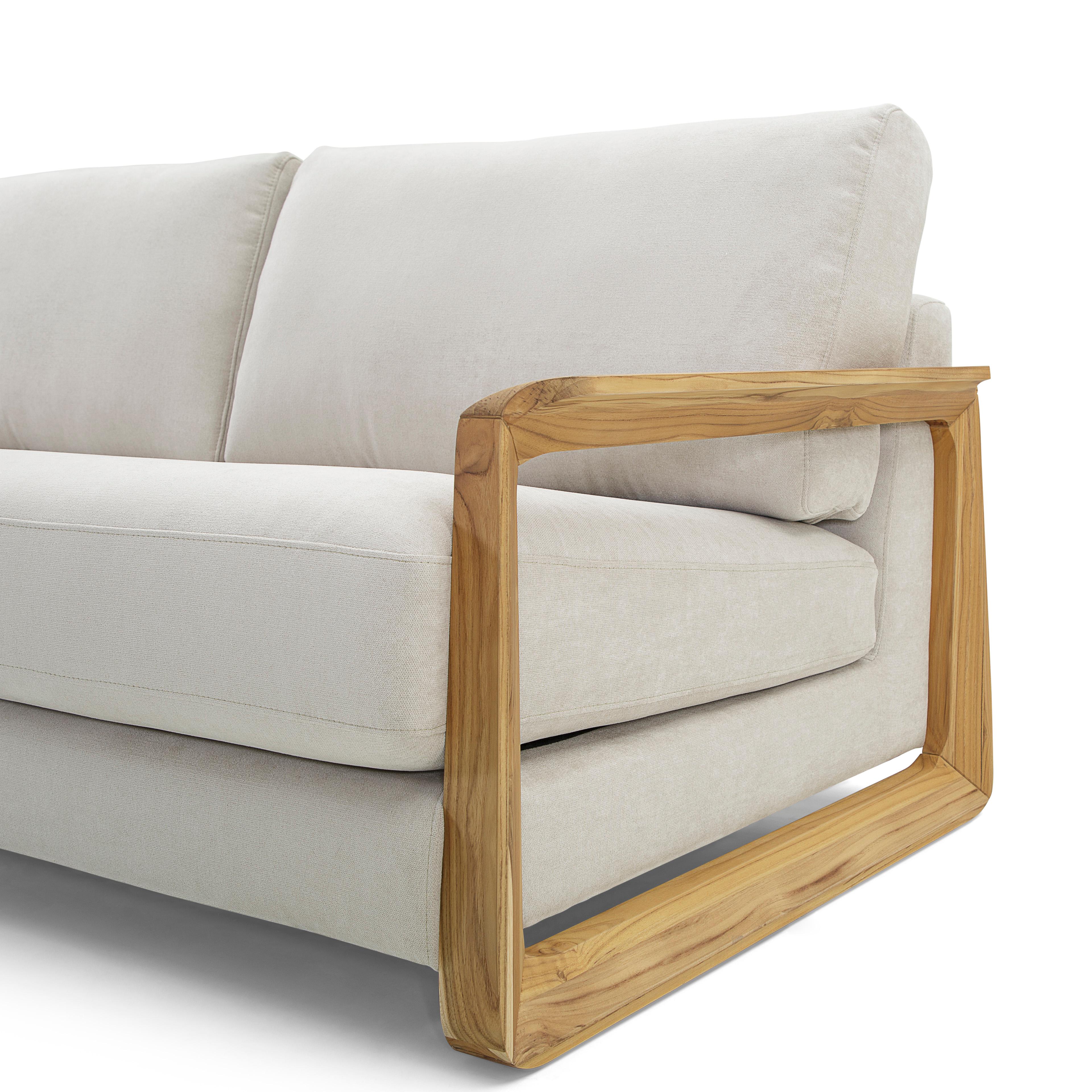 Le canapé contemporain Fine revêtu d'un superbe tissu avoine et ses accoudoirs en finition bois de teck, est la combinaison parfaite pour votre salon. Aussi relaxant que cela puisse paraître, le siège réel est encore meilleur. Ce canapé complète
