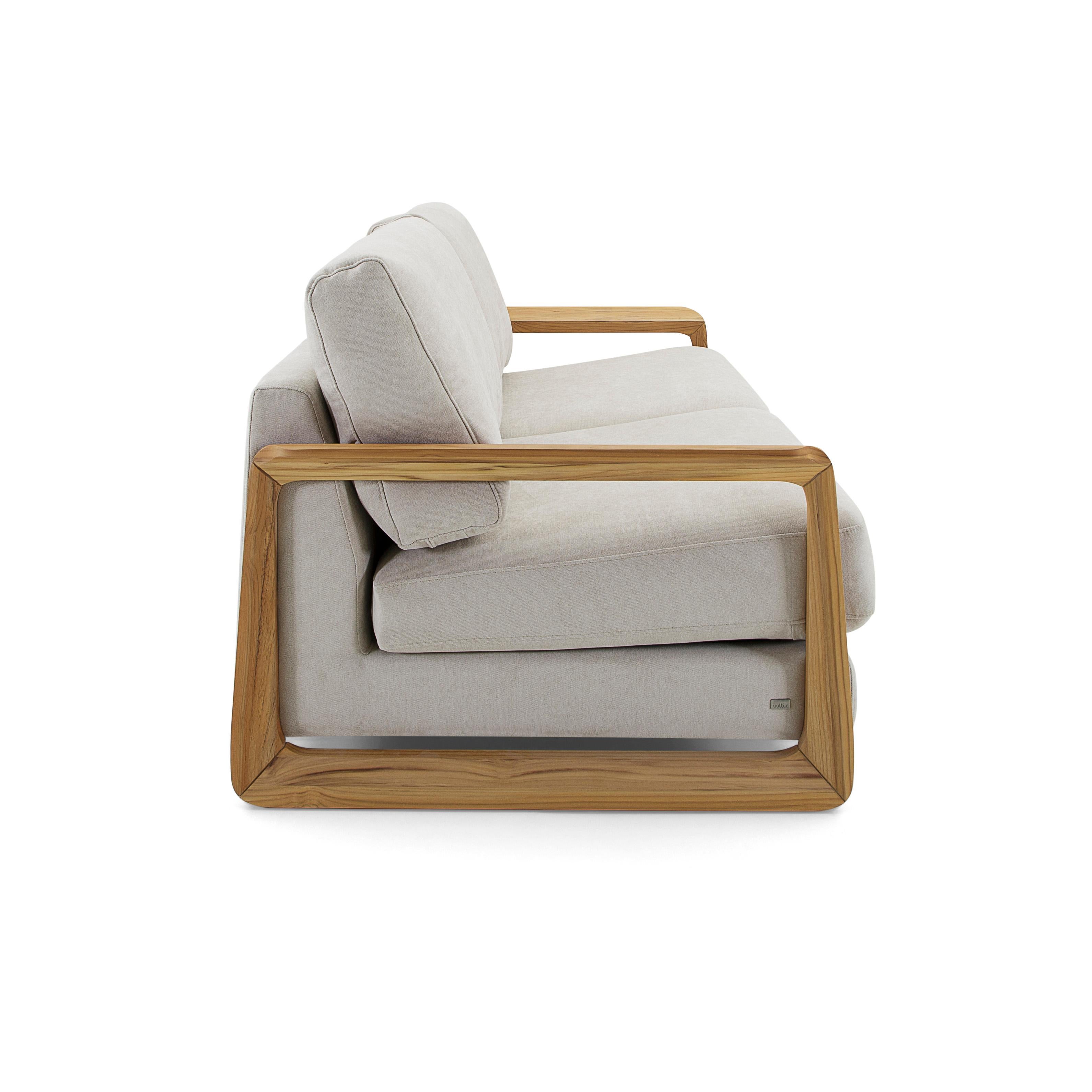 Dreisitzer-Sofa, gepolstert mit hafermehlfarbenem Stoff und Armlehnen aus Teakholz (Brasilianisch) im Angebot